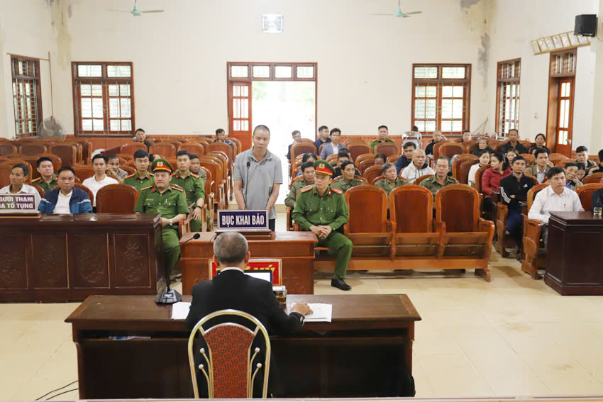 Nghịch tử dí dao vào cổ, đánh gãy tay bố đẻ sau khi đòi tiền mua xe máy không được - Ảnh 1.