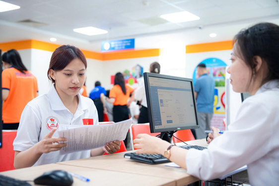 Th&iacute; sinh tr&uacute;ng tuyển l&agrave;m thủ tục nhập học tại một trường đại học tại TP HCM Ảnh: HUY L&Acirc;N