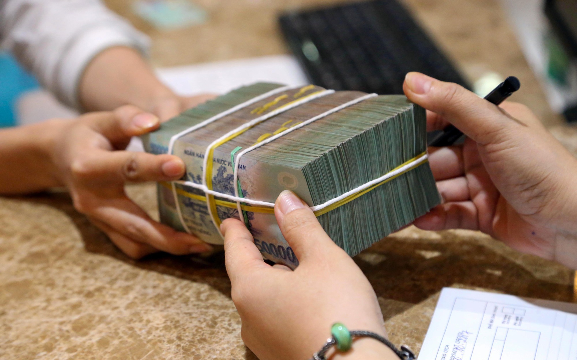 Ngân hàng bất ngờ lãi đậm từ bán bảo hiểm, điều gì đang xảy ra?