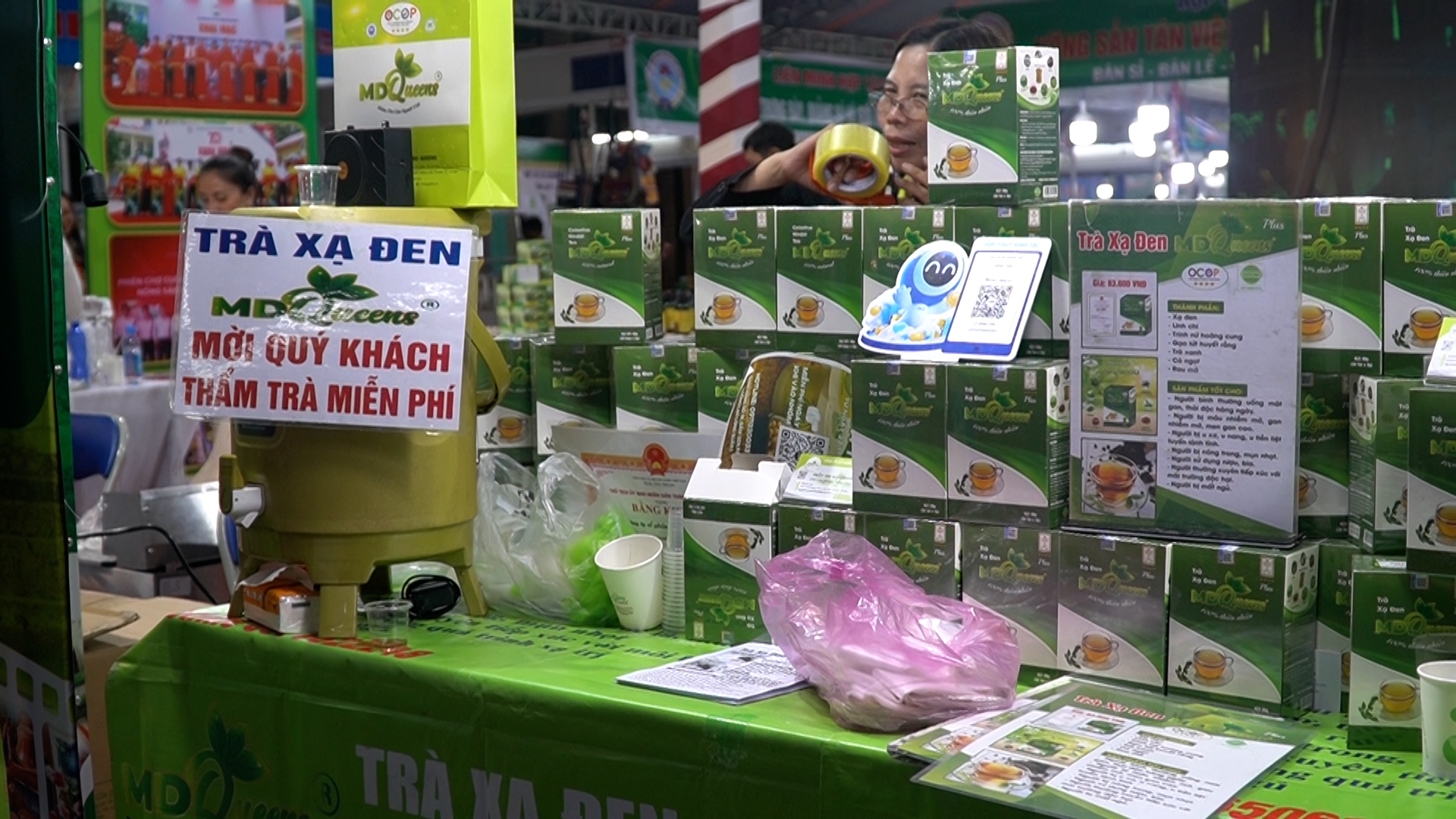 VIDEO: Uống dừa sáp, ăn thịt trâu gác bếp, dùng yến miễn phí tại hội chợ đặc sản ở TP HCM- Ảnh 9.