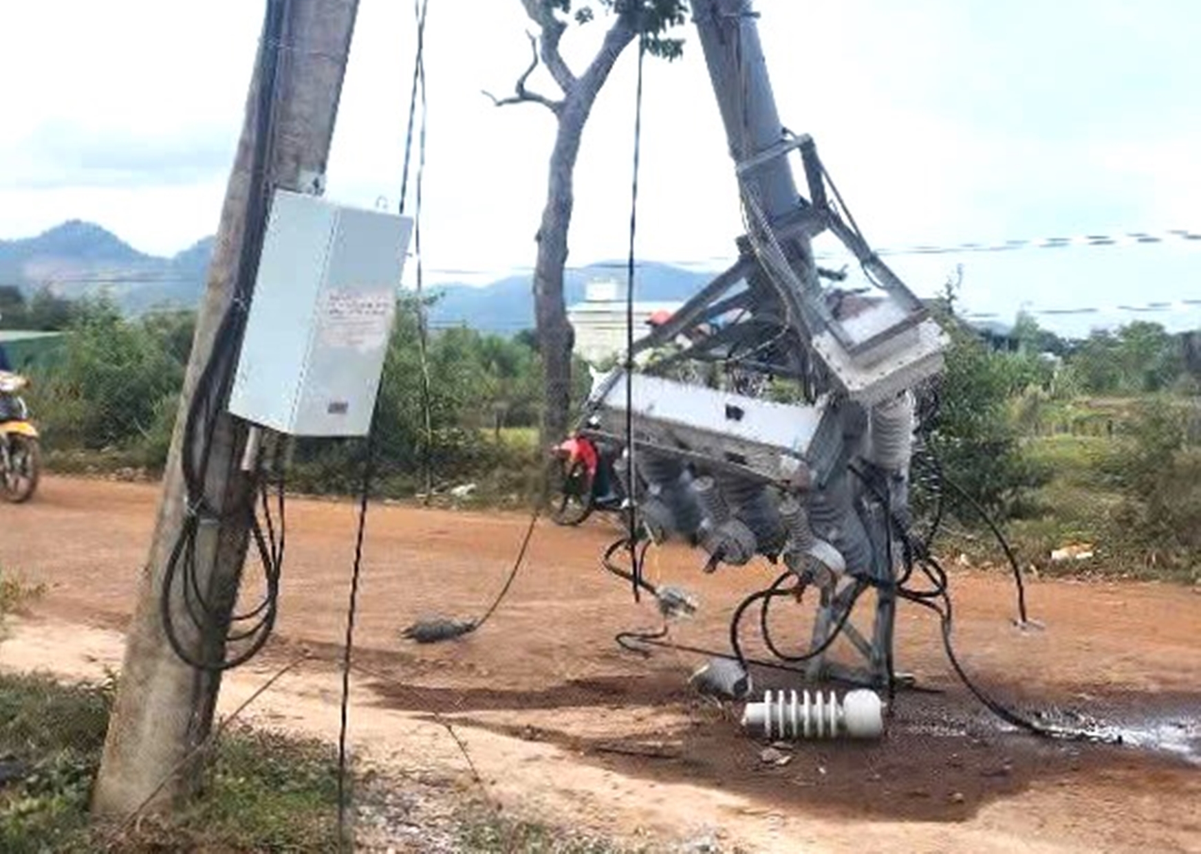 Trụ điện bất ngờ g&atilde;y đổ ra đường, h&agrave;ng trăm hộ mất điện- Ảnh 1.