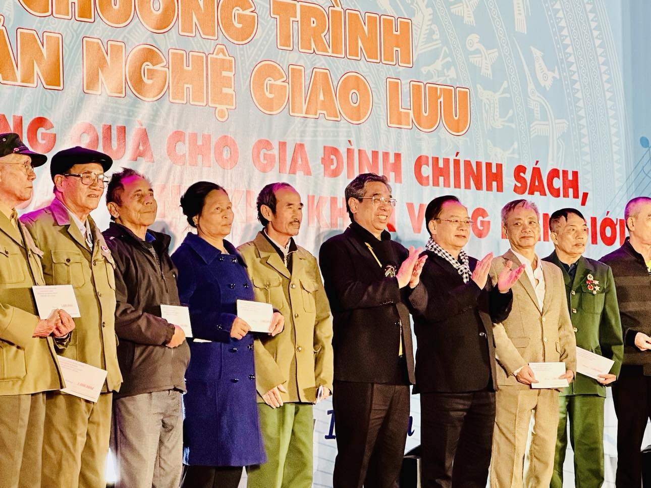 Chương tr&igrave;nh văn nghệ tri &acirc;n "Điện Bi&ecirc;n Phủ - Bản h&ugrave;ng ca thế kỷ": H&agrave;o h&ugrave;ng, nghĩa t&igrave;nh- Ảnh 1.