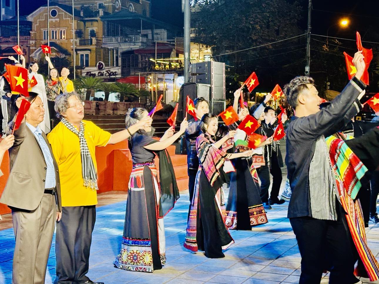 Chương tr&igrave;nh văn nghệ tri &acirc;n "Điện Bi&ecirc;n Phủ - Bản h&ugrave;ng ca thế kỷ": H&agrave;o h&ugrave;ng, nghĩa t&igrave;nh- Ảnh 3.