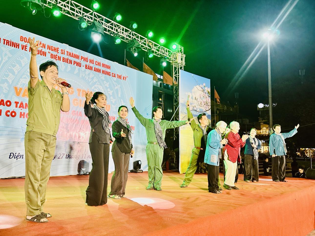 Chương tr&igrave;nh văn nghệ tri &acirc;n "Điện Bi&ecirc;n Phủ - Bản h&ugrave;ng ca thế kỷ": H&agrave;o h&ugrave;ng, nghĩa t&igrave;nh- Ảnh 7.
