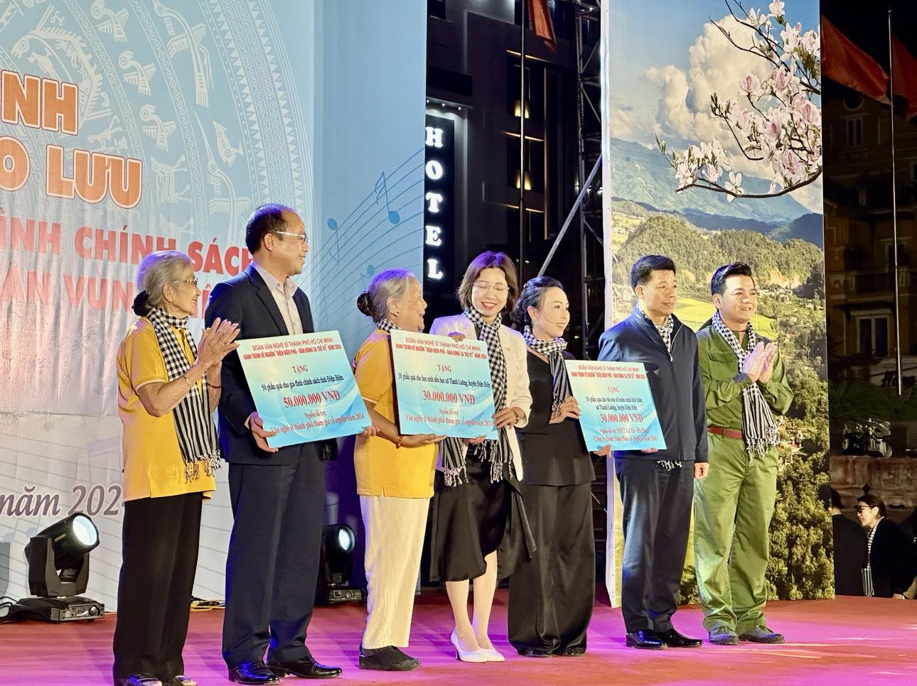 Chương tr&igrave;nh văn nghệ tri &acirc;n "Điện Bi&ecirc;n Phủ - Bản h&ugrave;ng ca thế kỷ": H&agrave;o h&ugrave;ng, nghĩa t&igrave;nh- Ảnh 6.