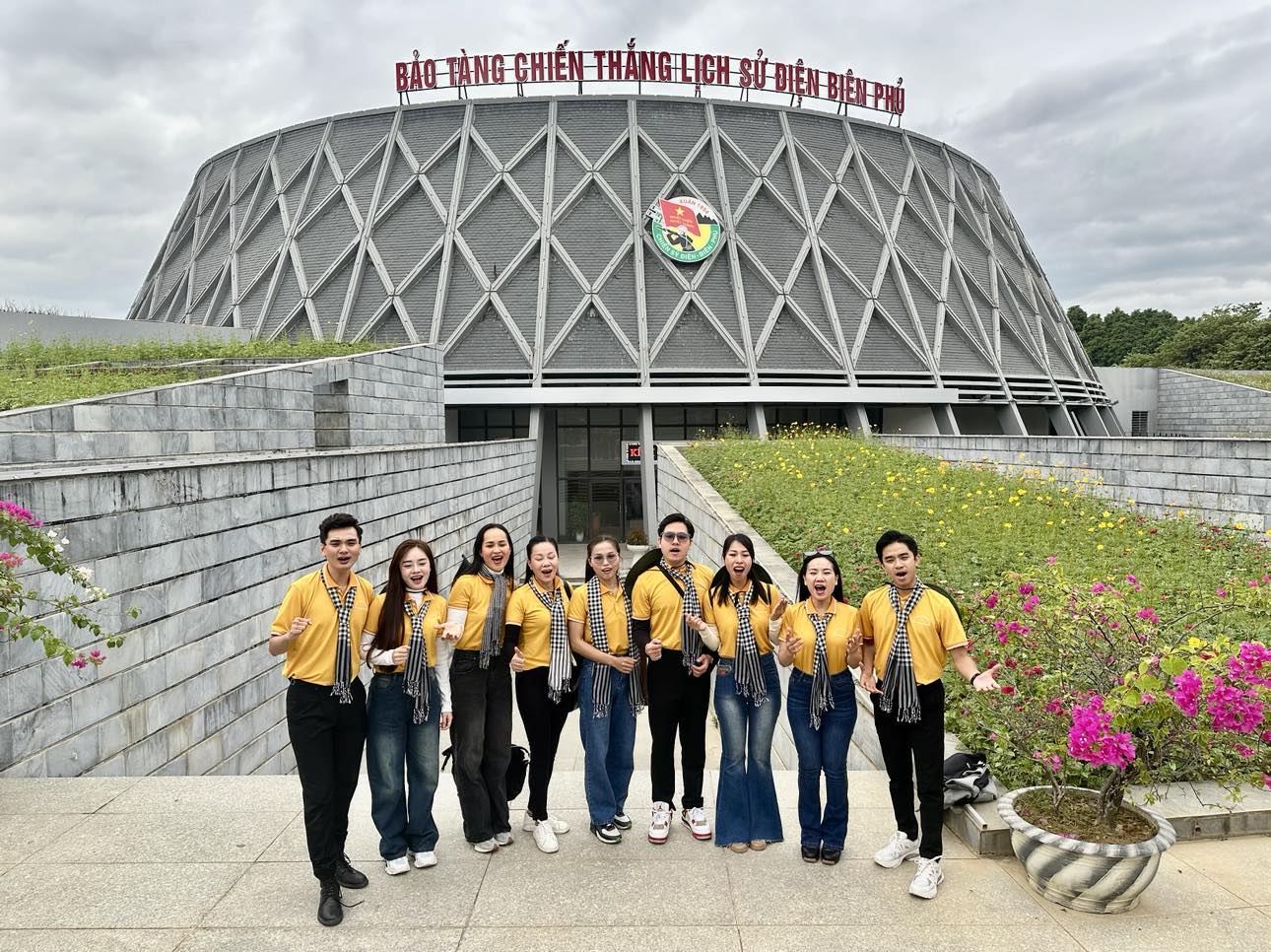 Hơn 100 văn nghệ sĩ d&acirc;ng tr&agrave;o cảm x&uacute;c khi tham quan Sở chỉ huy chiến dịch Điện Bi&ecirc;n Phủ- Ảnh 6.