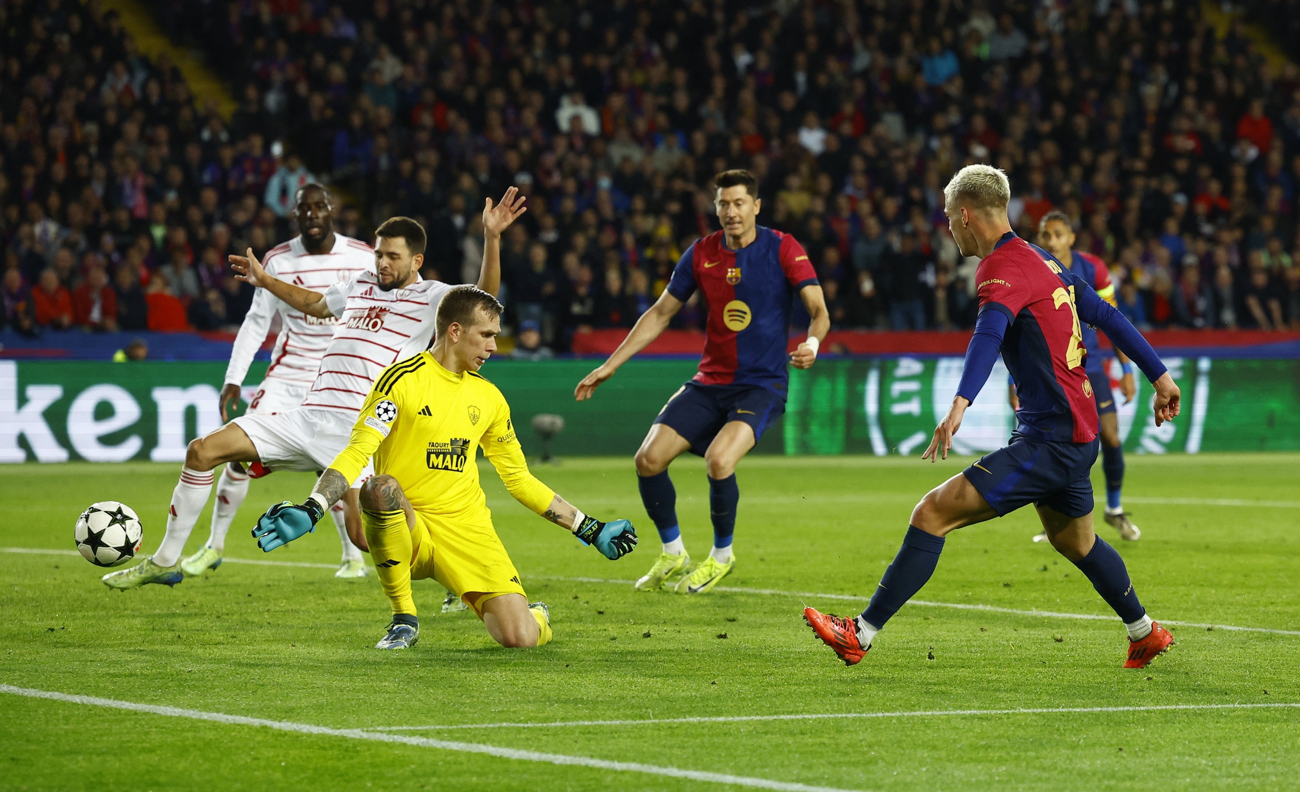 Lewandowski đưa Barcelona l&ecirc;n nh&igrave; bảng, Bayern Munich quật ng&atilde; PSG- Ảnh 2.