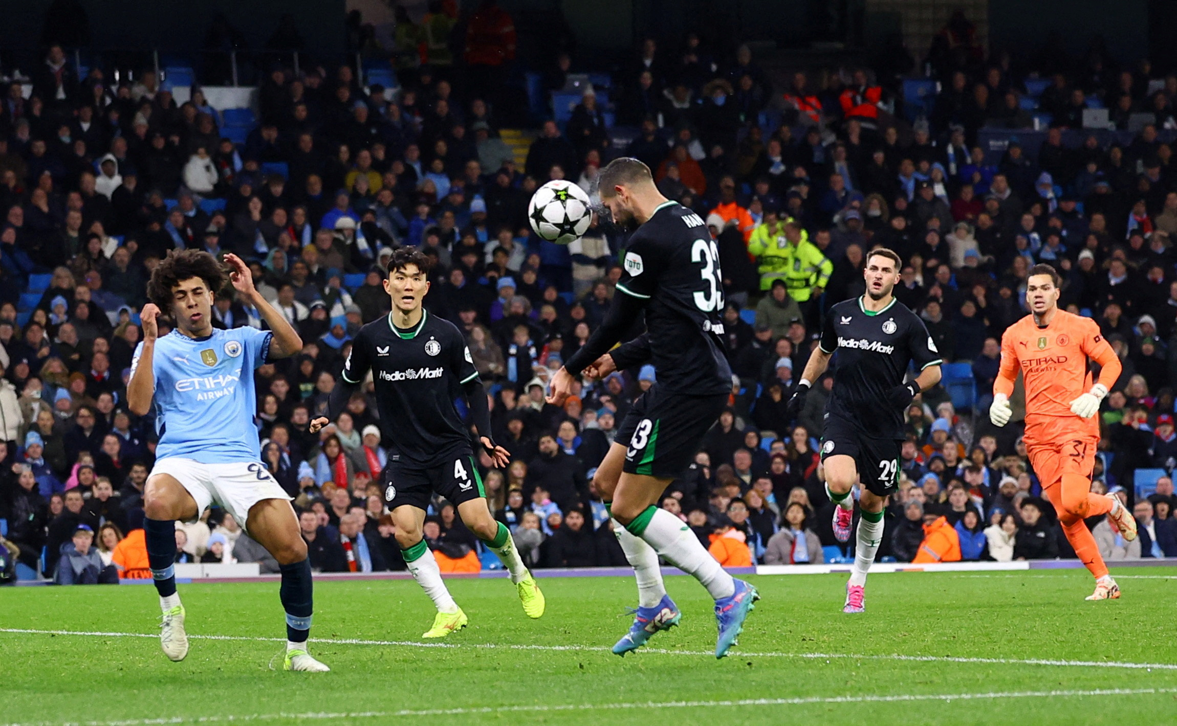 Pep Guardiola tự g&acirc;y thương t&iacute;ch khi Man City chưa tho&aacute;t khỏi khủng hoảng- Ảnh 4.