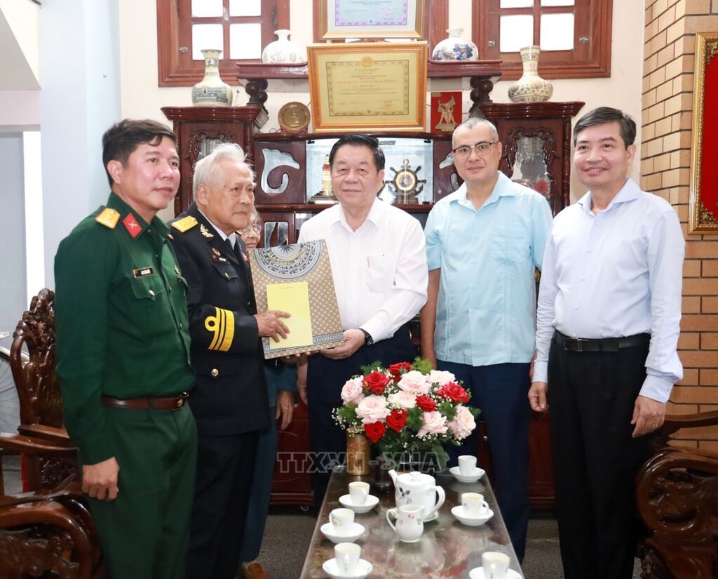 Tr&acirc;n trọng những cống hiến của c&aacute;c nh&acirc;n chứng lịch sử bến T&agrave;u kh&ocirc;ng số Vũng R&ocirc;- Ảnh 2.