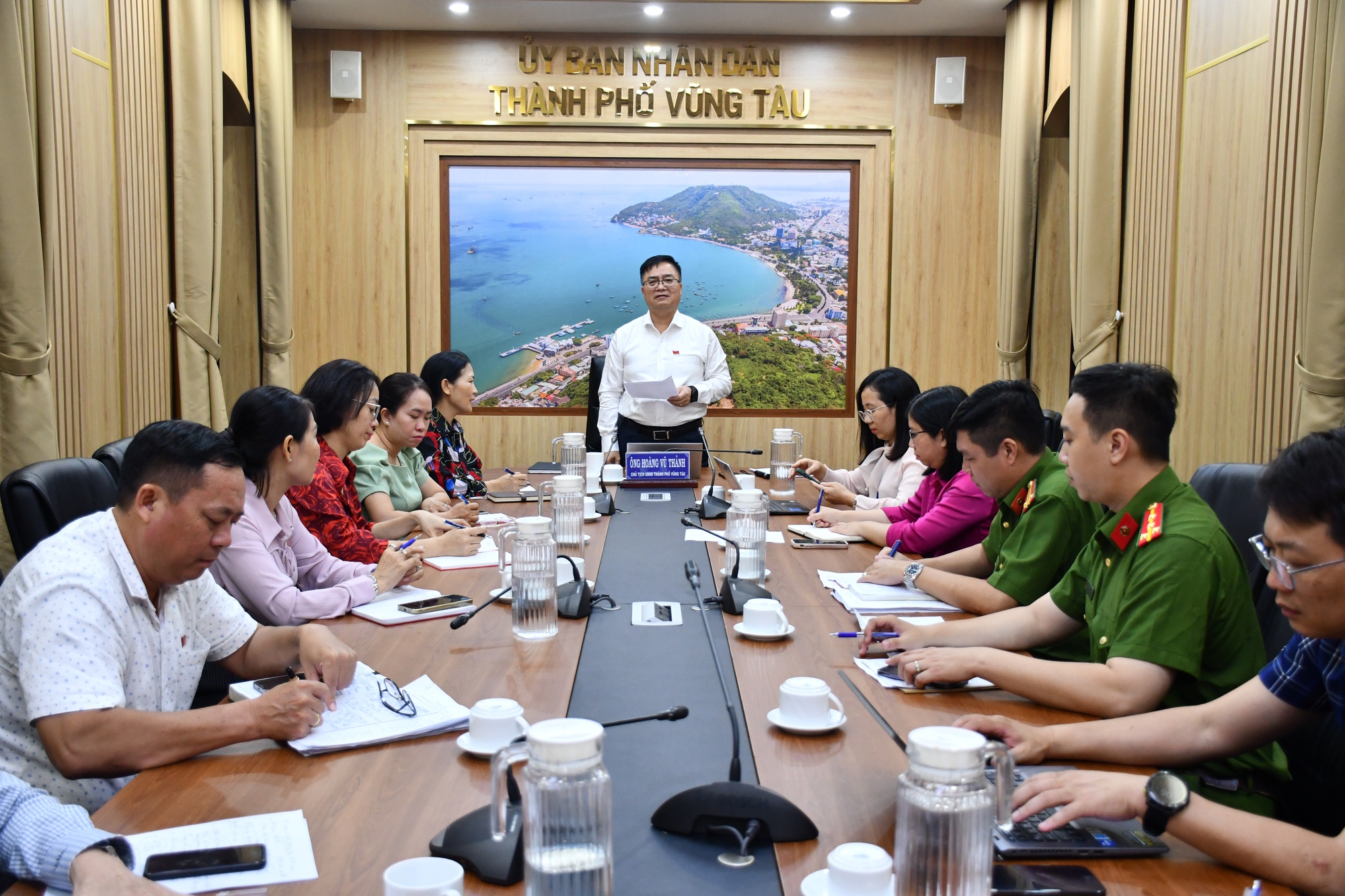 Chủ tịch TP Vũng T&agrave;u họp đột xuất về vụ 117 người nghi ngộ độc sau khi ăn b&aacute;nh m&igrave; - Ảnh 1.