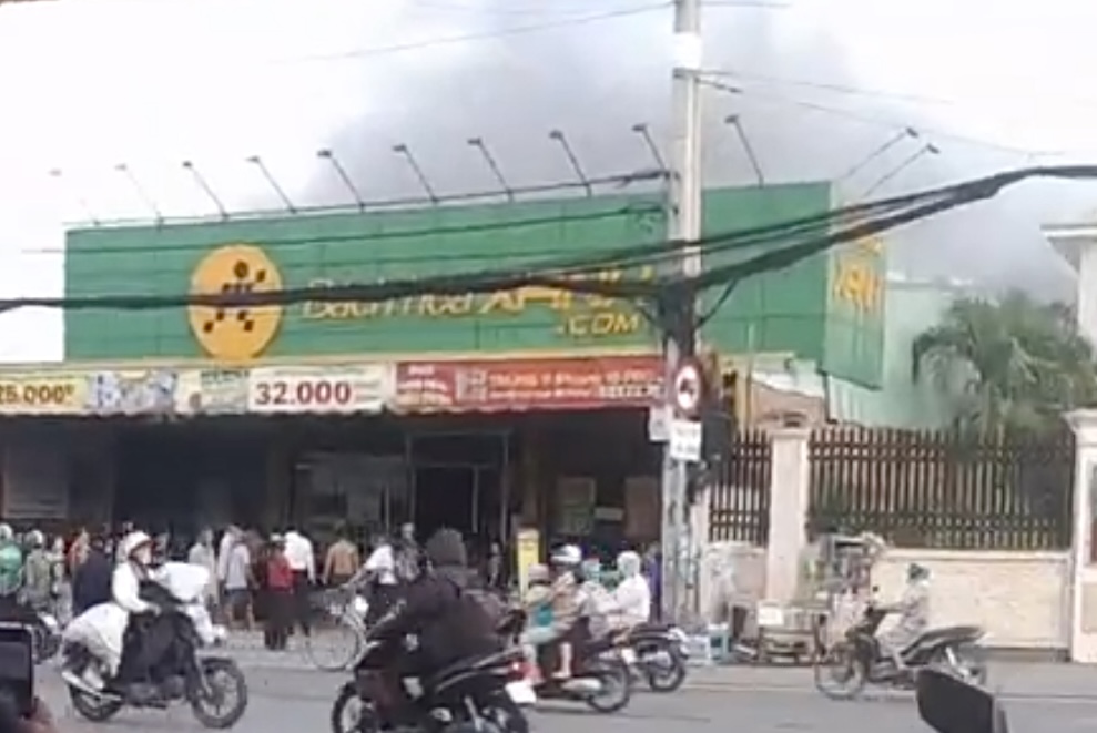 Ch&aacute;y cửa h&agrave;ng B&aacute;ch Ho&aacute; Xanh ở TP HCM- Ảnh 1.