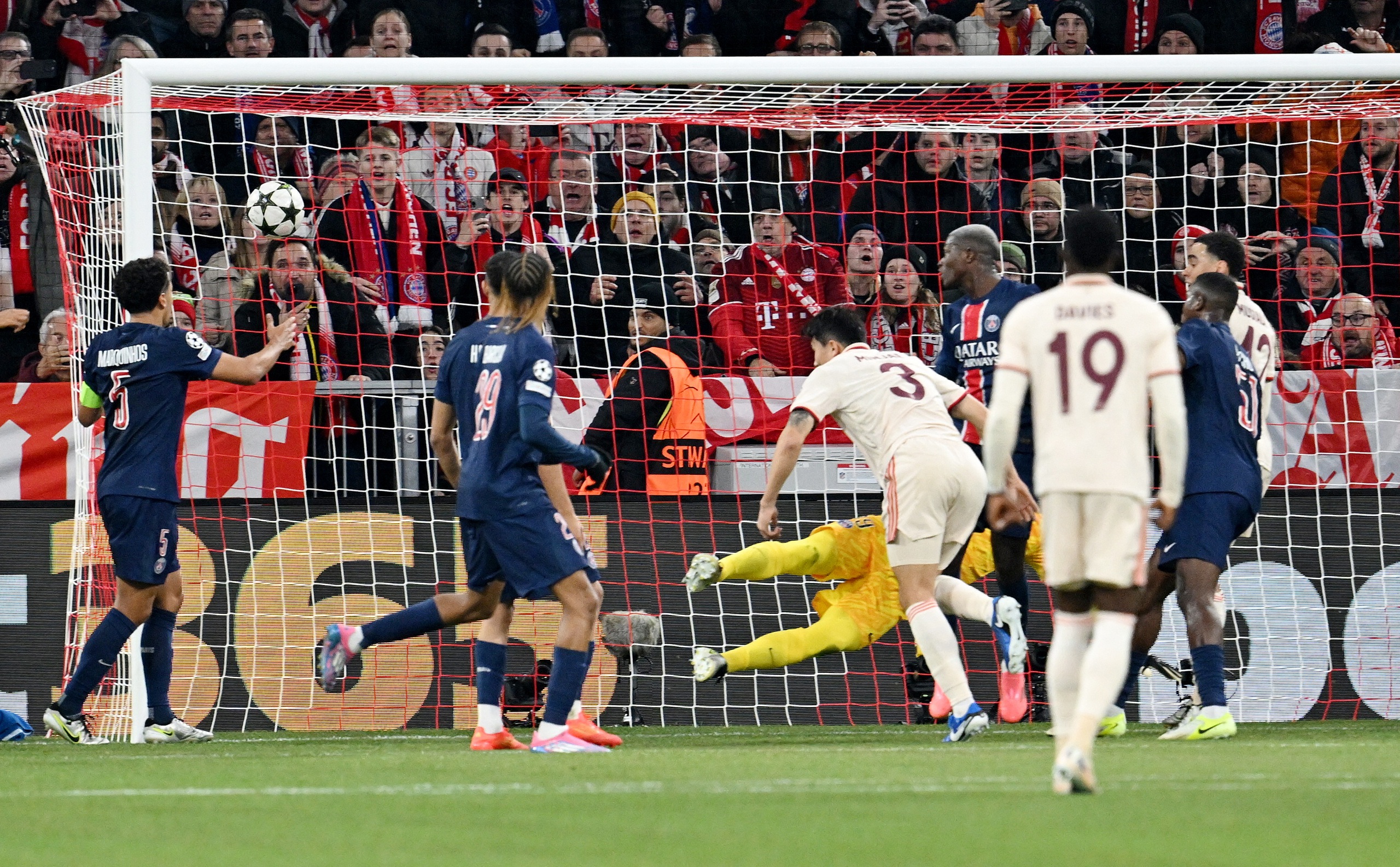 Lewandowski đưa Barcelona l&ecirc;n nh&igrave; bảng, Bayern Munich quật ng&atilde; PSG- Ảnh 4.