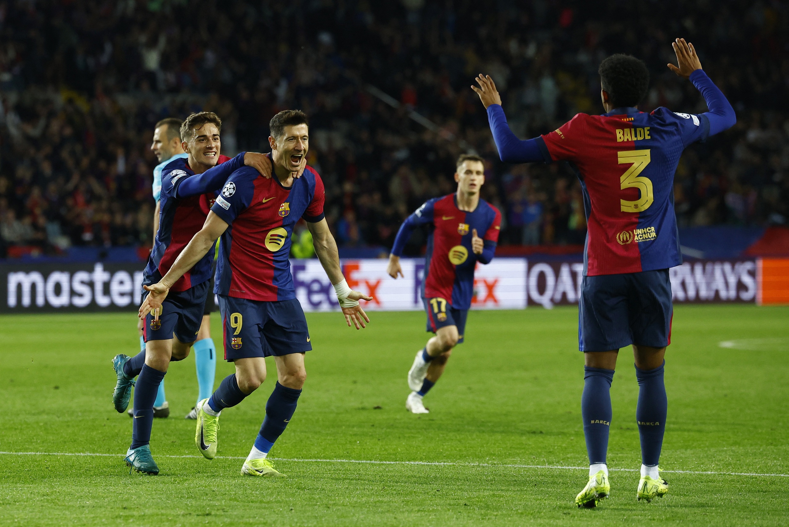 Lewandowski đưa Barcelona l&ecirc;n nh&igrave; bảng, Bayern Munich quật ng&atilde; PSG- Ảnh 3.