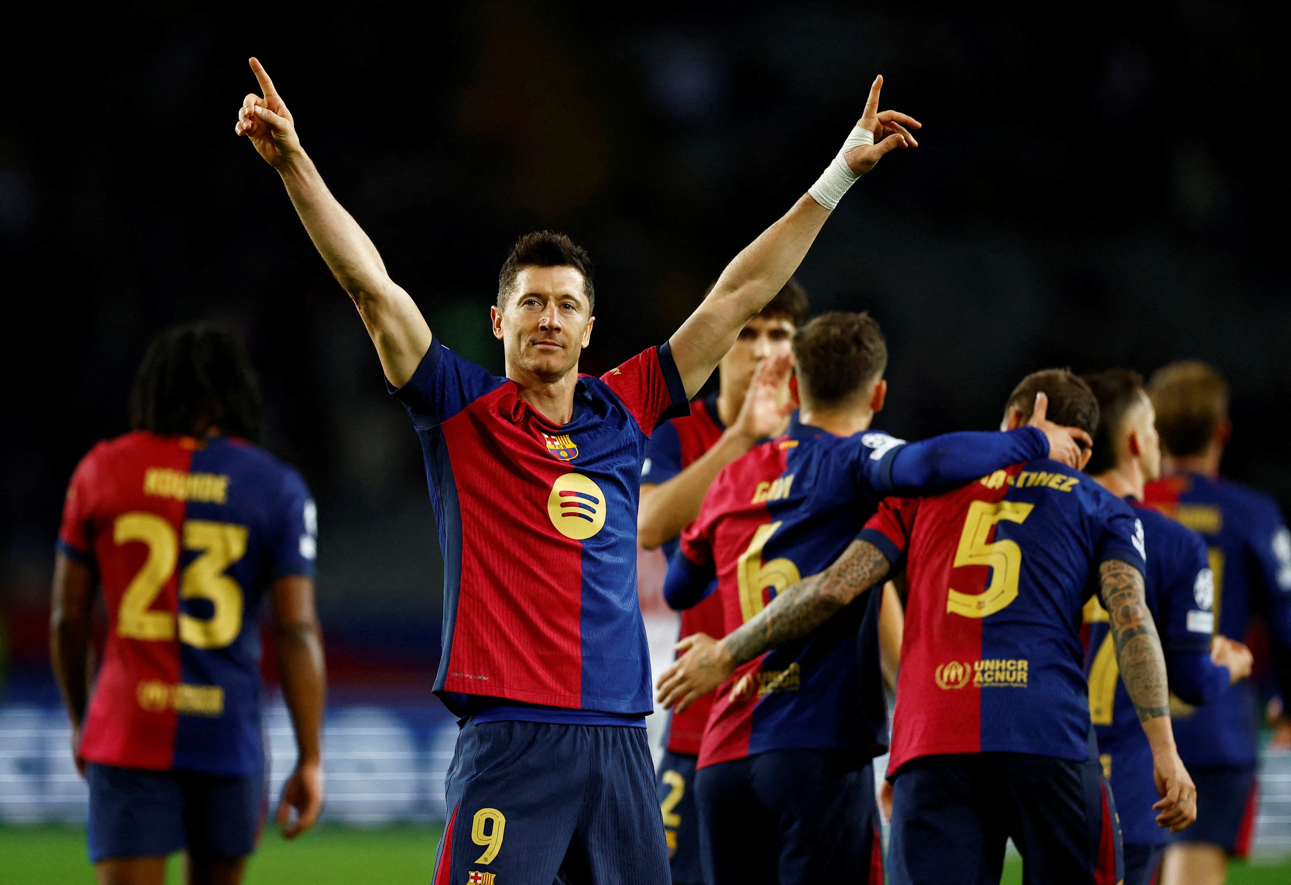 Lewandowski đưa Barcelona l&ecirc;n nh&igrave; bảng, Bayern Munich quật ng&atilde; PSG- Ảnh 1.