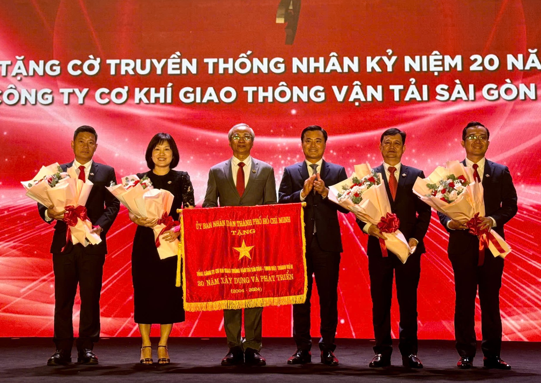Ph&aacute;t triển bền vững, chăm lo to&agrave;n diện cho người lao động- Ảnh 1.