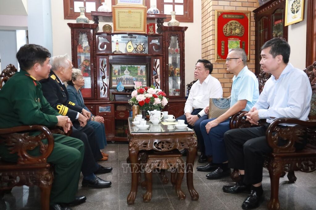 Tr&acirc;n trọng những cống hiến của c&aacute;c nh&acirc;n chứng lịch sử bến T&agrave;u kh&ocirc;ng số Vũng R&ocirc;- Ảnh 1.
