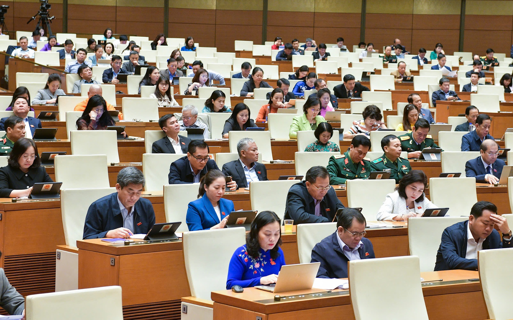 Tr&igrave;nh Quốc hội ph&ecirc; chuẩn miễn nhiệm Bộ trưởng T&agrave;i ch&iacute;nh v&agrave; Bộ trưởng GTVT