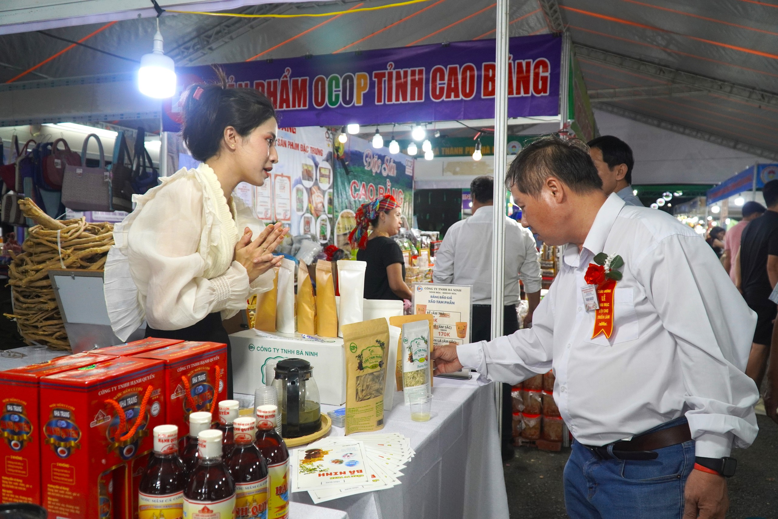 VIDEO: Uống dừa sáp, ăn thịt trâu gác bếp, dùng yến miễn phí tại hội chợ đặc sản ở TP HCM- Ảnh 2.