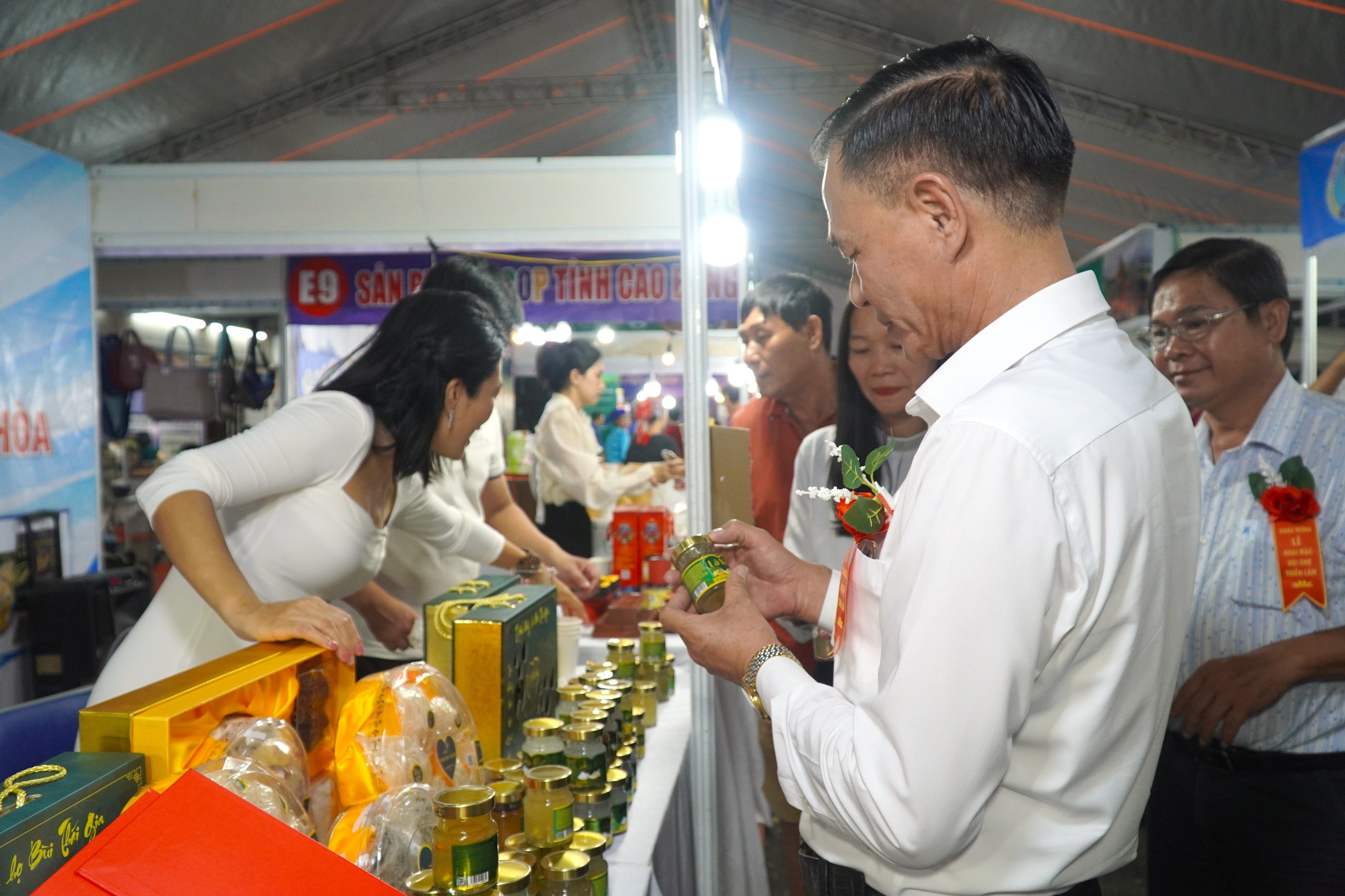 VIDEO: Uống dừa sáp, ăn thịt trâu gác bếp, dùng yến miễn phí tại hội chợ đặc sản ở TP HCM- Ảnh 1.