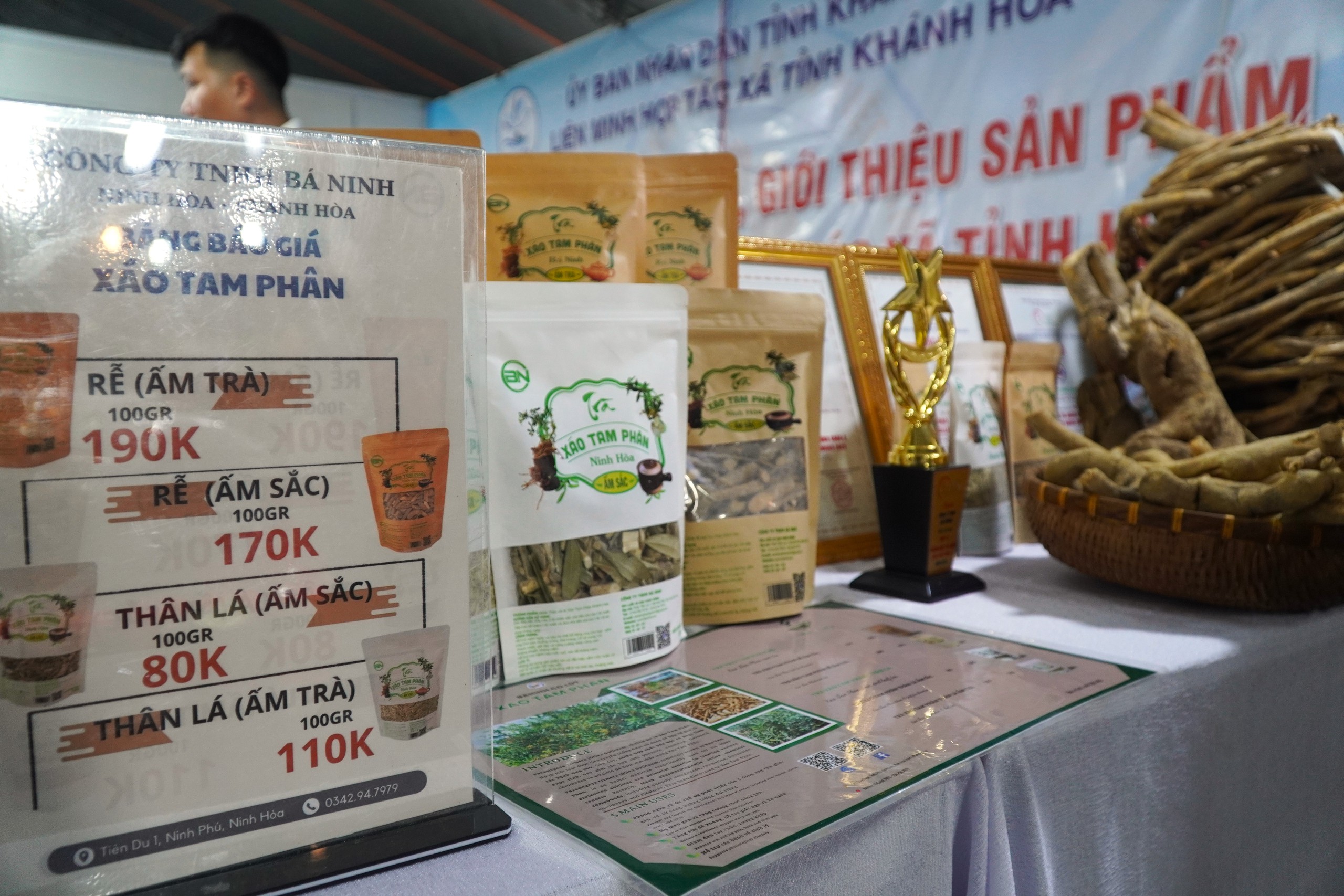 VIDEO: Uống dừa sáp, ăn thịt trâu gác bếp, dùng yến miễn phí tại hội chợ đặc sản ở TP HCM- Ảnh 6.