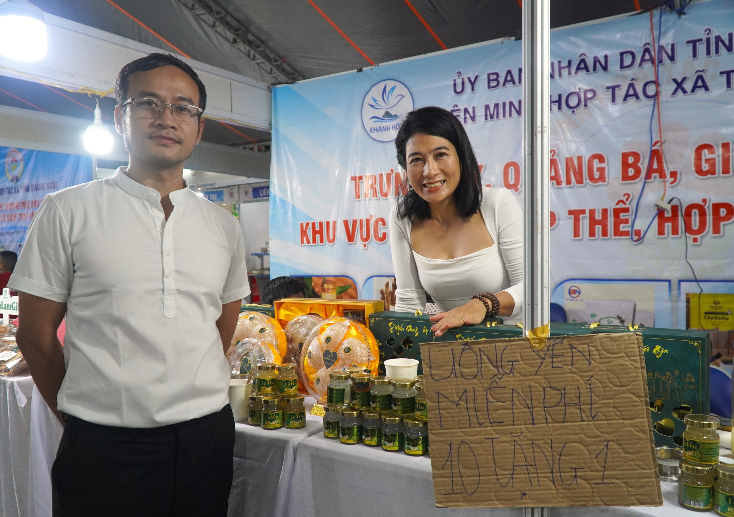 VIDEO: Uống dừa sáp, ăn thịt trâu gác bếp, dùng yến miễn phí tại hội chợ đặc sản ở TP HCM- Ảnh 8.