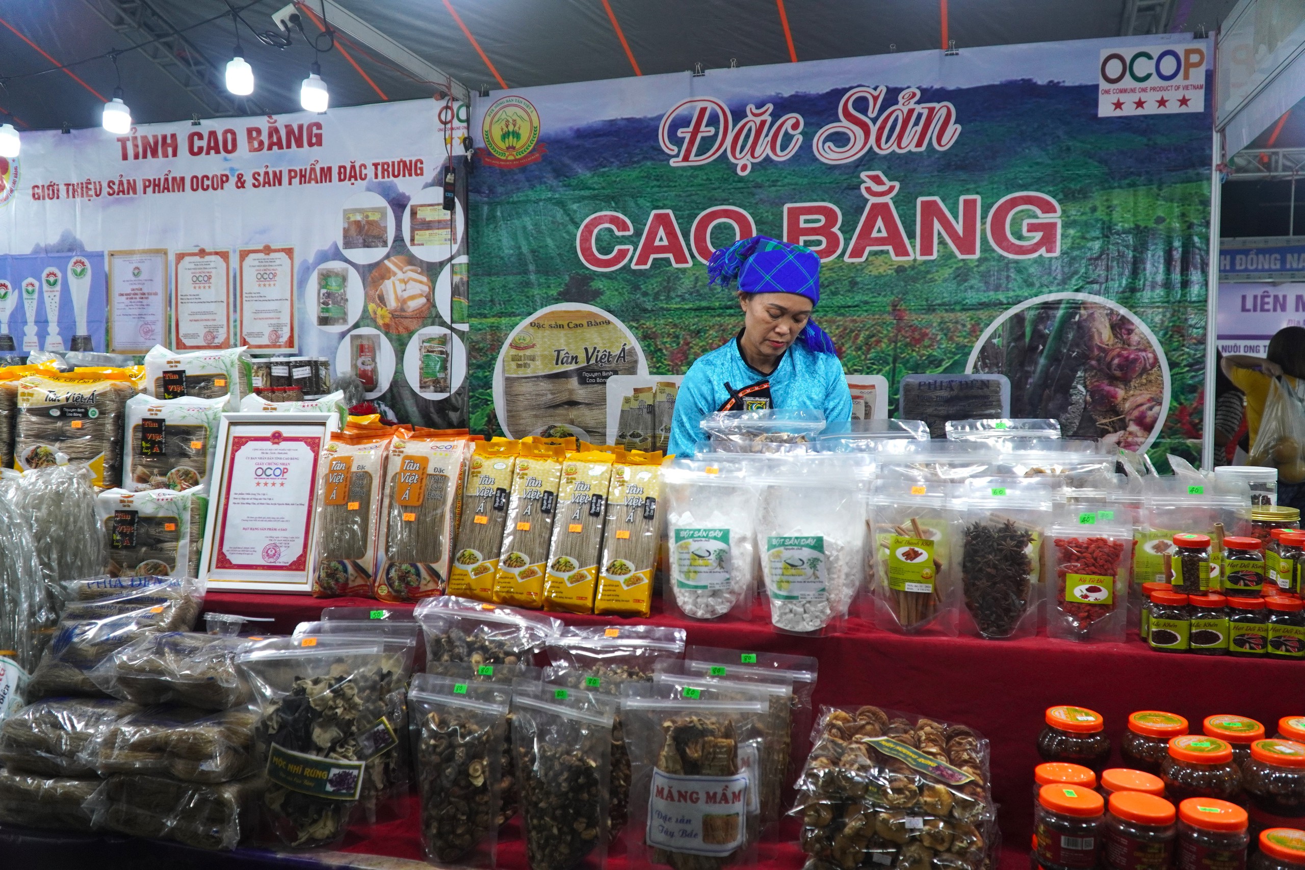 VIDEO: Uống dừa sáp, ăn thịt trâu gác bếp, dùng yến miễn phí tại hội chợ đặc sản ở TP HCM- Ảnh 3.