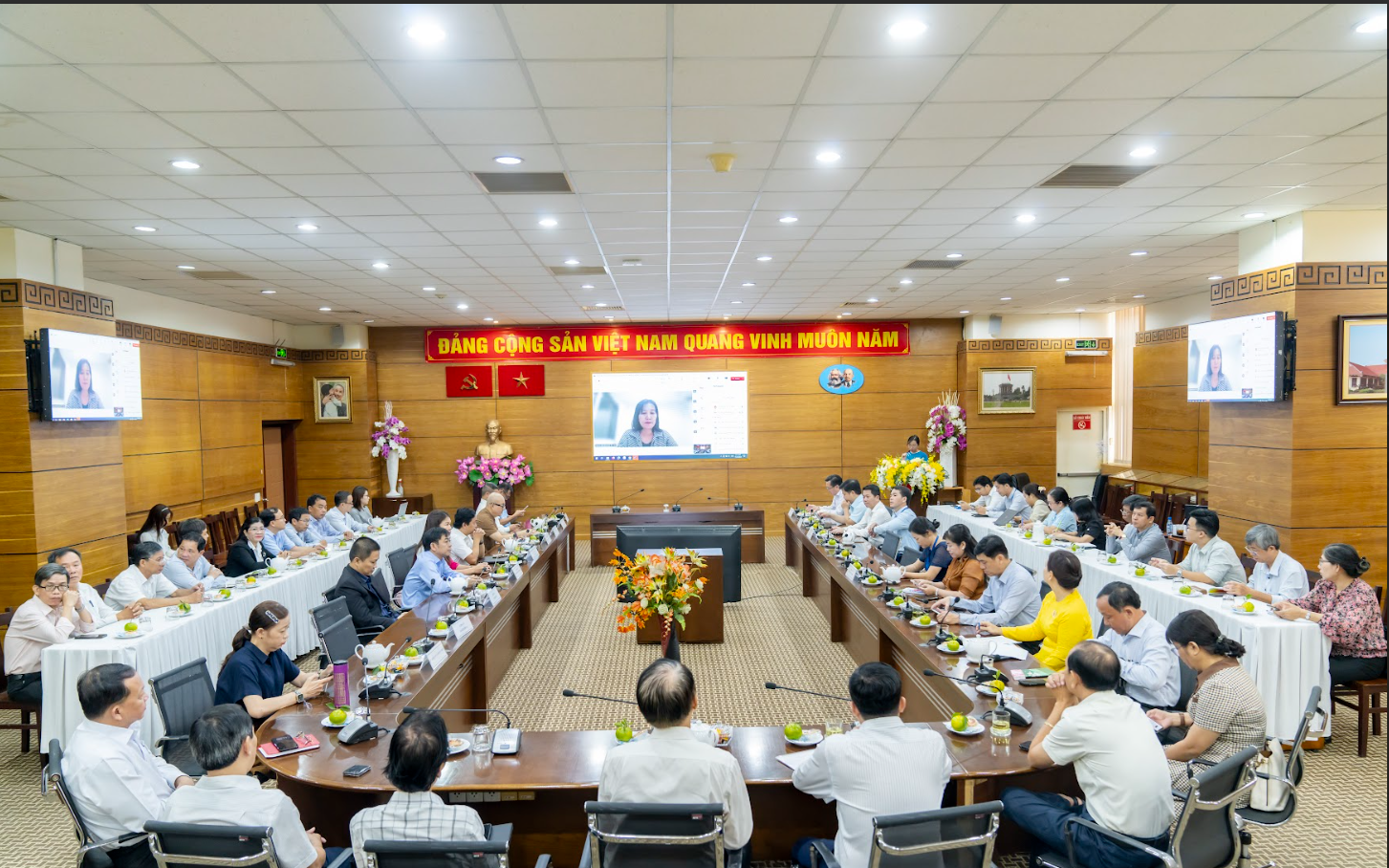 Bộ GD-ĐT: Ba h&igrave;nh thức triển khai khung năng lực số cho học sinh phổ th&ocirc;ng  - Ảnh 2.