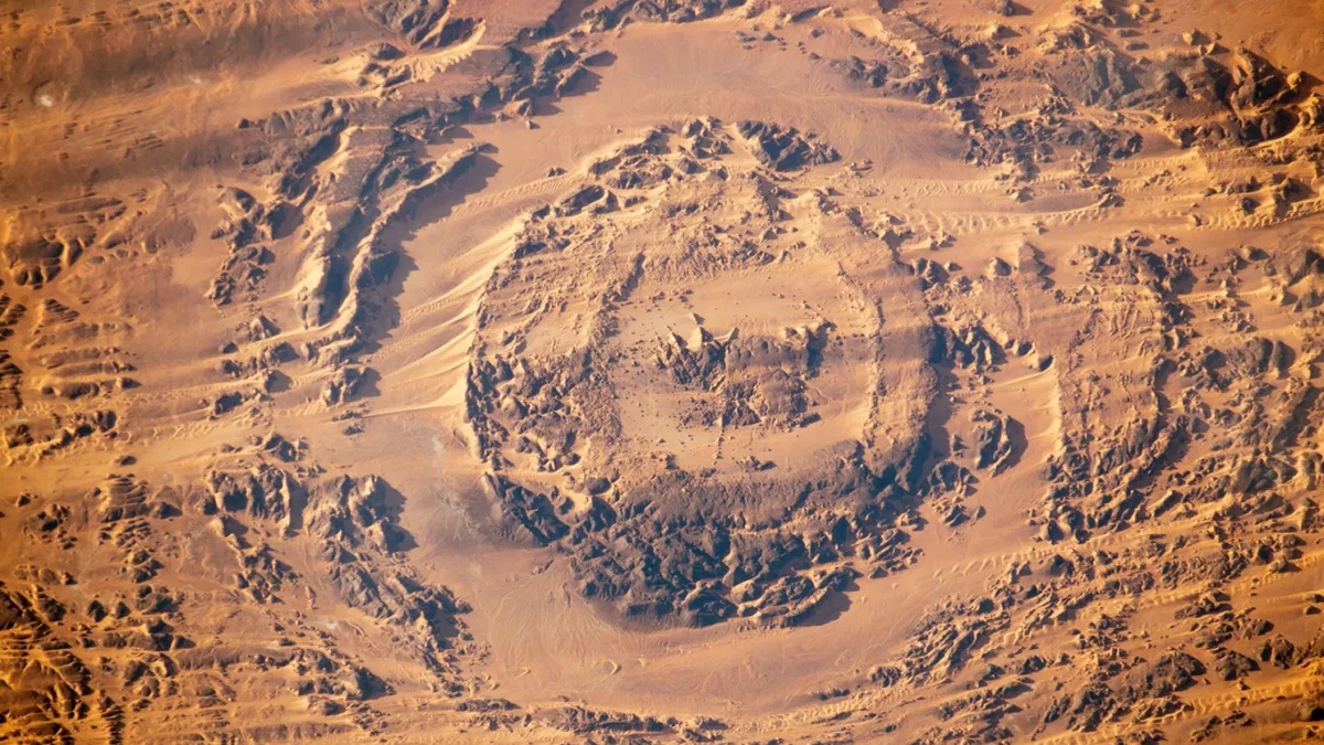 Con mắt chuyển động giữa Sahara do "s&aacute;t thủ vũ trụ" để lại- Ảnh 1.
