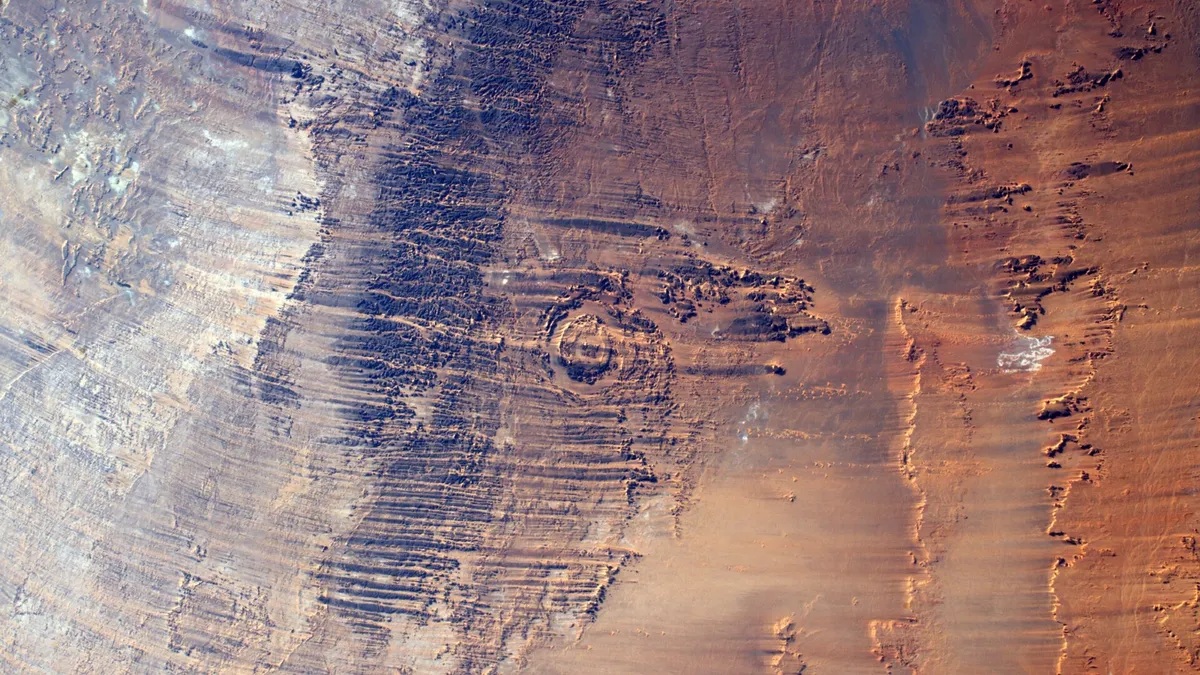 Con mắt chuyển động giữa Sahara do "s&aacute;t thủ vũ trụ" để lại- Ảnh 2.