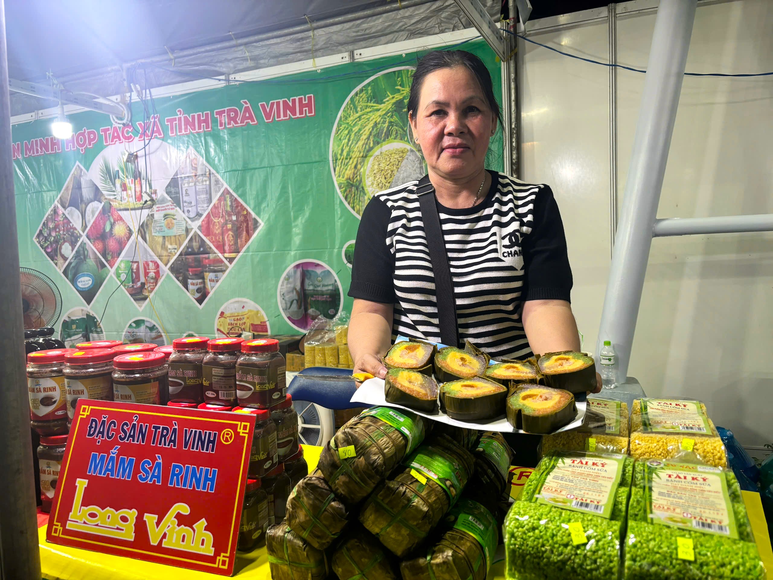 VIDEO: Uống dừa sáp, ăn thịt trâu gác bếp, dùng yến miễn phí tại hội chợ đặc sản ở TP HCM- Ảnh 4.