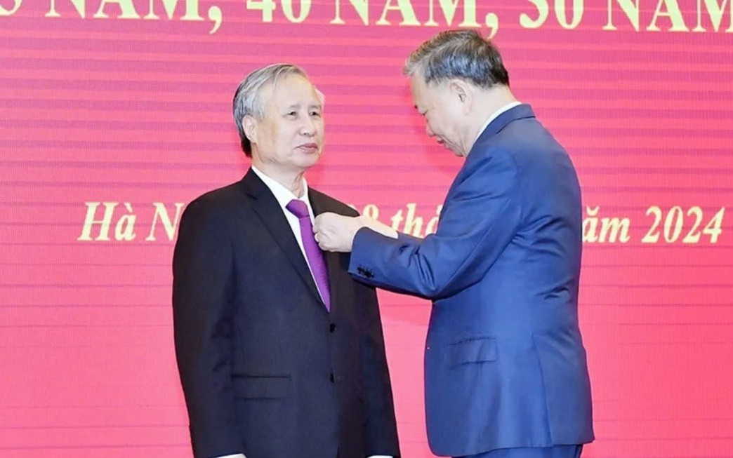 Tổng Bí thư Tô Lâm trao Huy hiệu 45 năm tuổi đảng tặng ông Trần Quốc Vượng