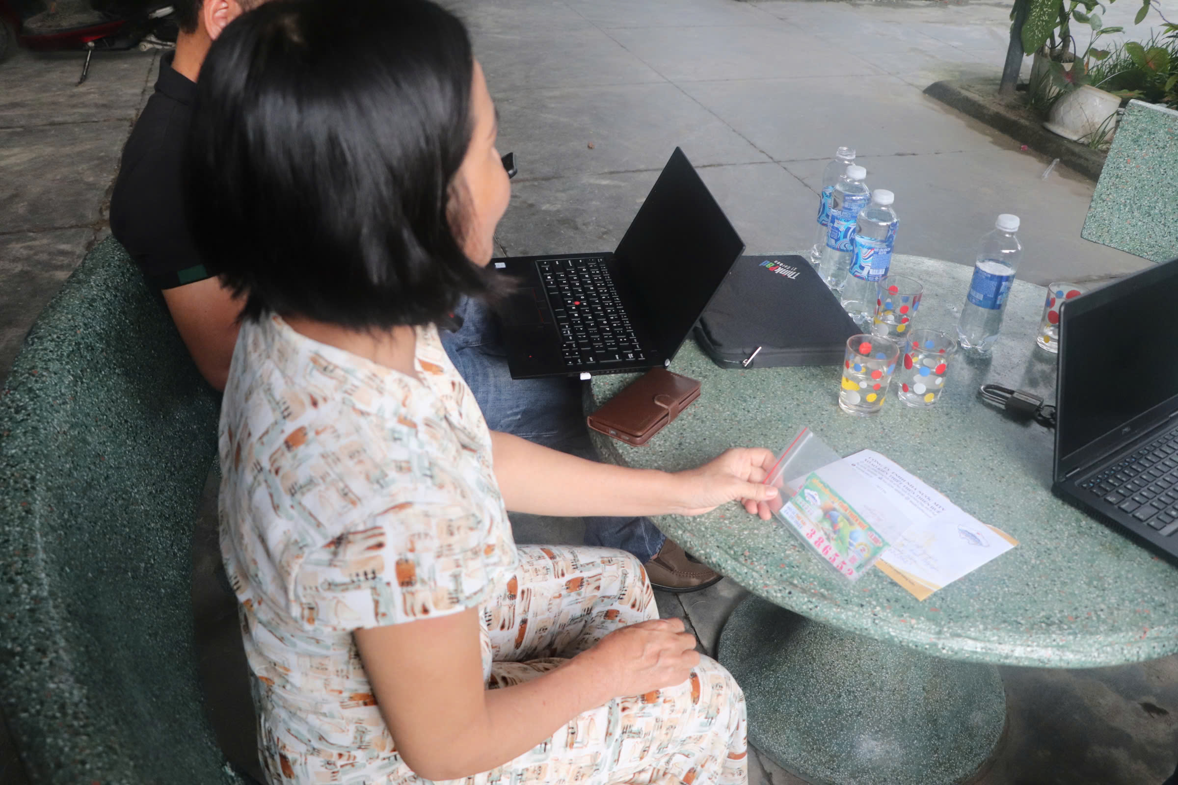 Bà Nguyễn Thị Ng. với tờ vé số trúng giải đặc biệt 2 tỉ đồng nhưng không được nhận thưởngẢnh: TRẦN THƯỜNG