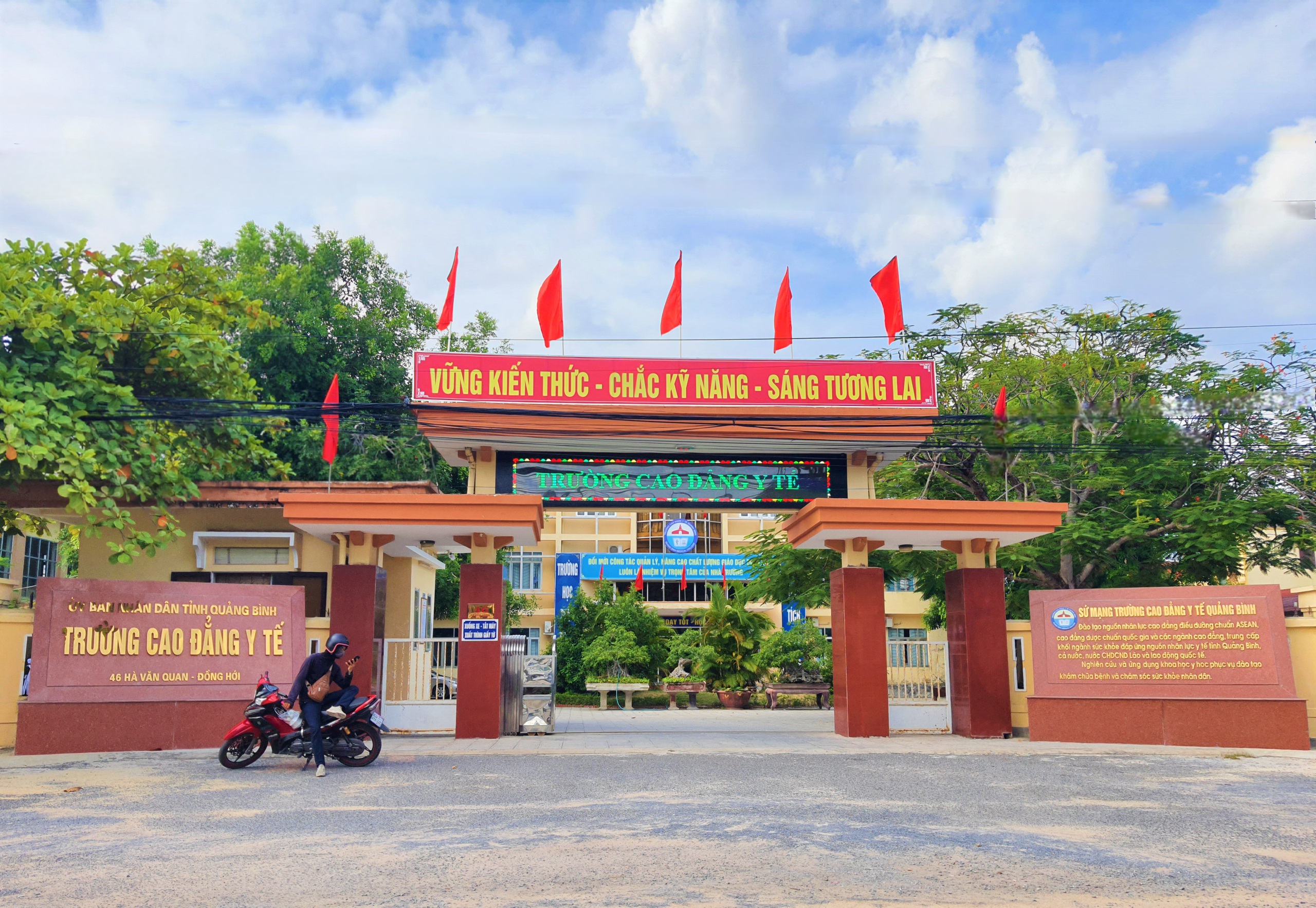 "Lùm xùm" chuyện bổ nhiệm ở Trường CĐ Y tế Quảng Bình- Ảnh 1.