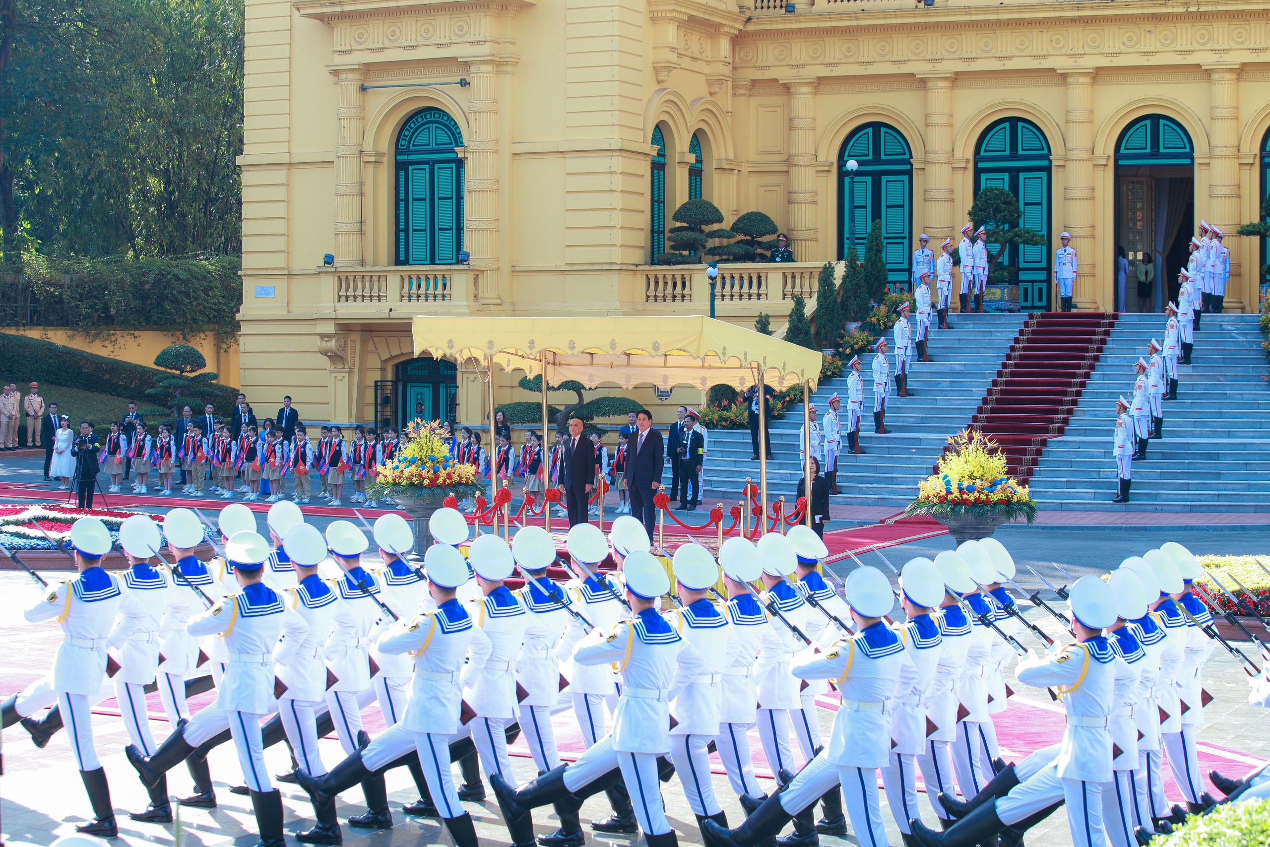Chủ tịch nước Lương Cường chủ tr&igrave; lễ đ&oacute;n Quốc vương Campuchia Norodom Sihamoni- Ảnh 9.