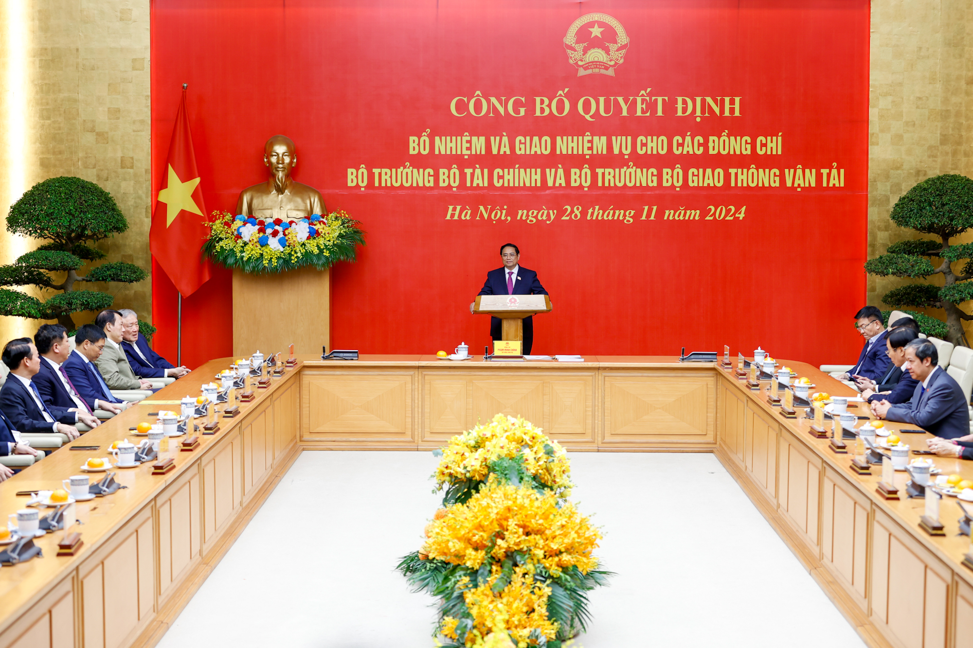 Thủ tướng trao quyết định bổ nhiệm 2 tân Bộ trưởng Tài chính và Giao thông vận tải- Ảnh 2.
