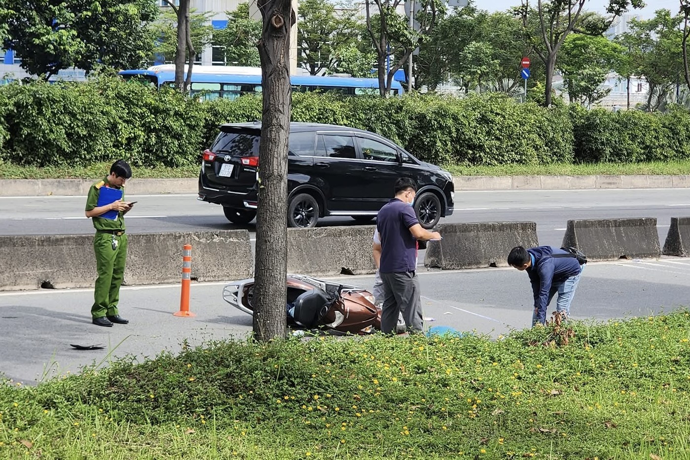 Người đ&agrave;n &ocirc;ng tử vong tr&ecirc;n đường ở TP Thủ Đức- Ảnh 1.