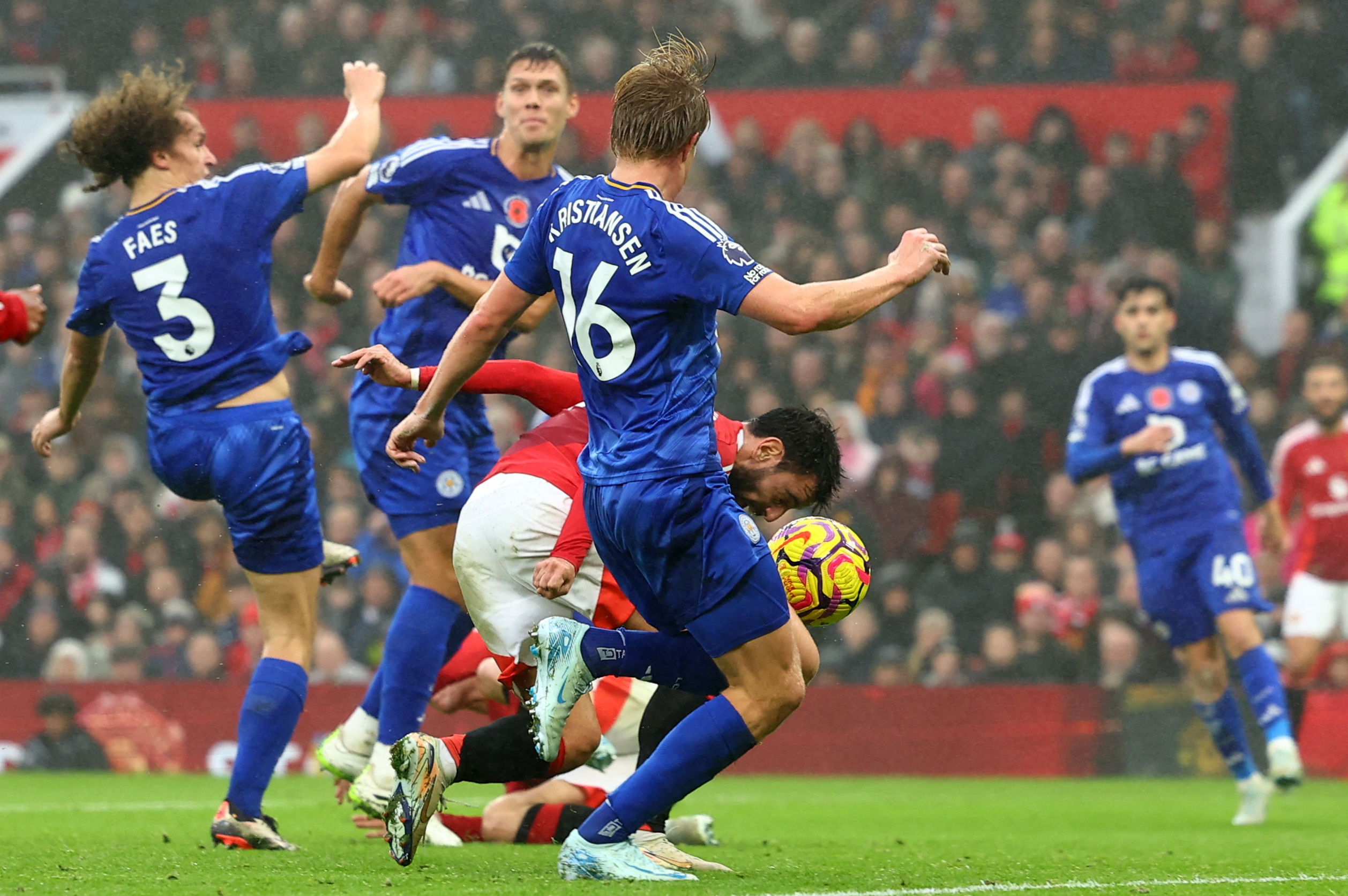 Van Nistelrooy ngồi "ghế n&oacute;ng", Leicester mơ t&aacute;ch tốp Ngoại hạng Anh- Ảnh 6.