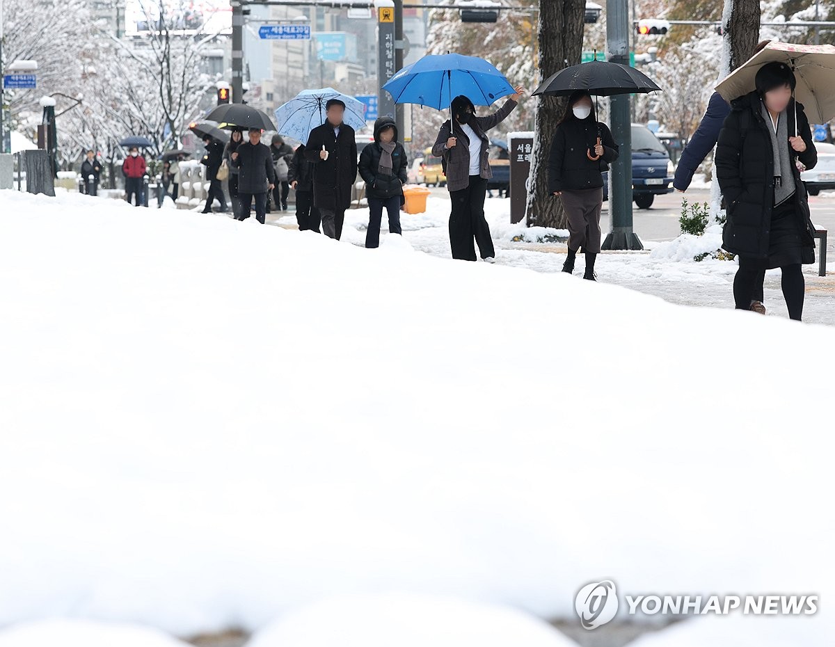 Seoul đang hứng tuyết d&agrave;y ng&agrave;y thứ 2, gần gấp đ&ocirc;i "kỷ lục thế kỷ" h&ocirc;m trước- Ảnh 1.