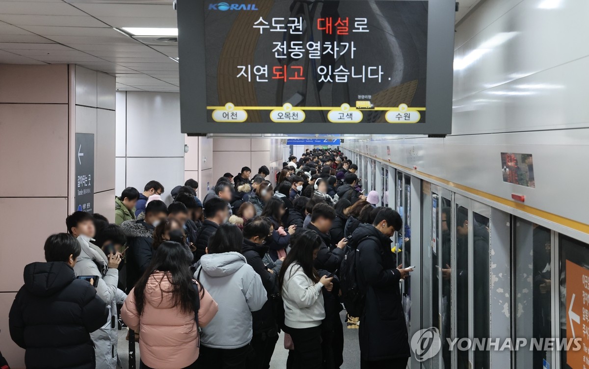 Seoul đang hứng tuyết d&agrave;y ng&agrave;y thứ 2, gần gấp đ&ocirc;i "kỷ lục thế kỷ" h&ocirc;m trước- Ảnh 2.