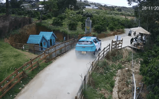 Taxi lật nh&agrave;o ở Đ&agrave; Lạt, 3 kh&aacute;ch du lịch trong gia đ&igrave;nh thương vong