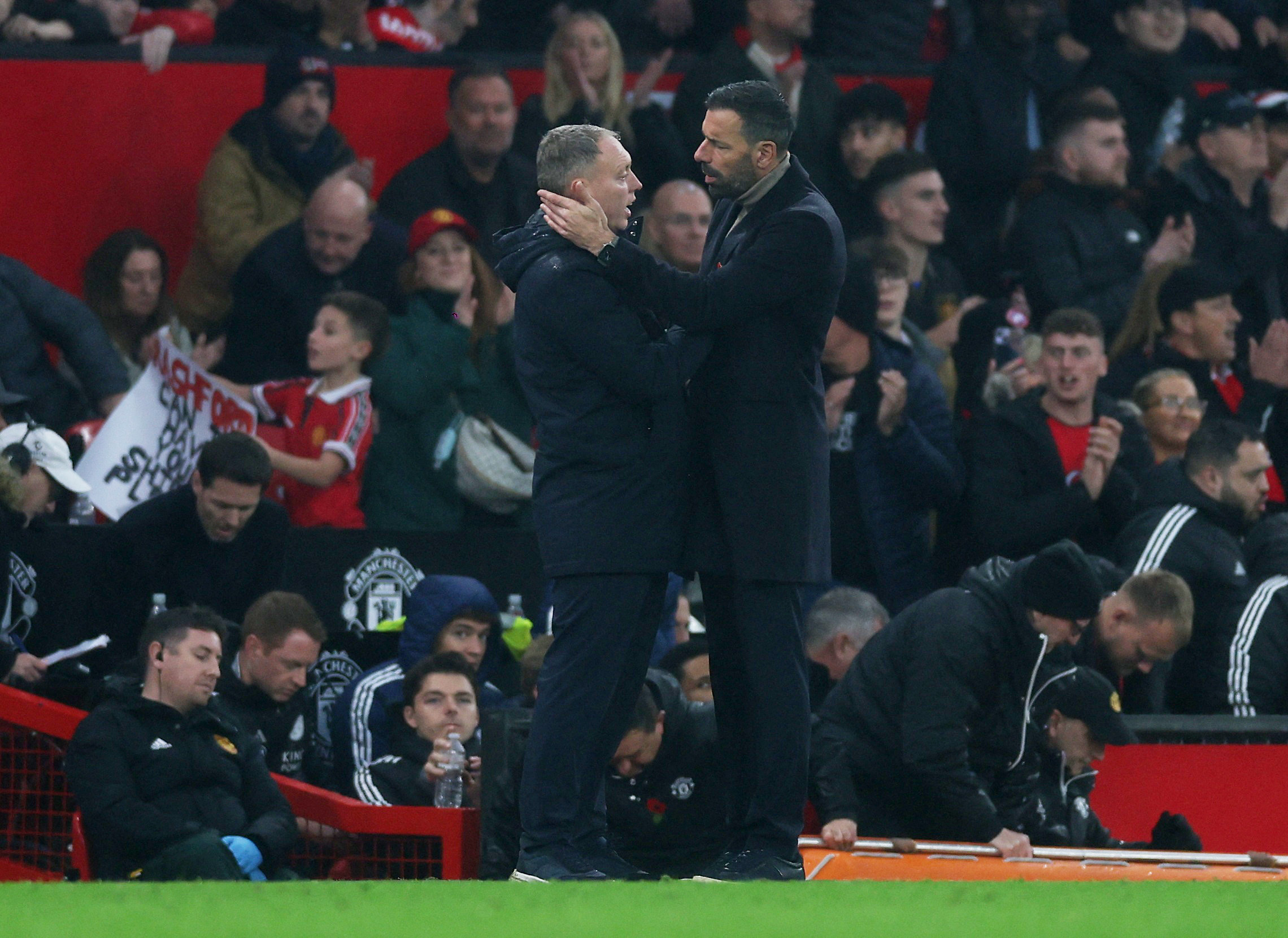 Van Nistelrooy ngồi "ghế n&oacute;ng", Leicester mơ t&aacute;ch tốp Ngoại hạng Anh- Ảnh 4.