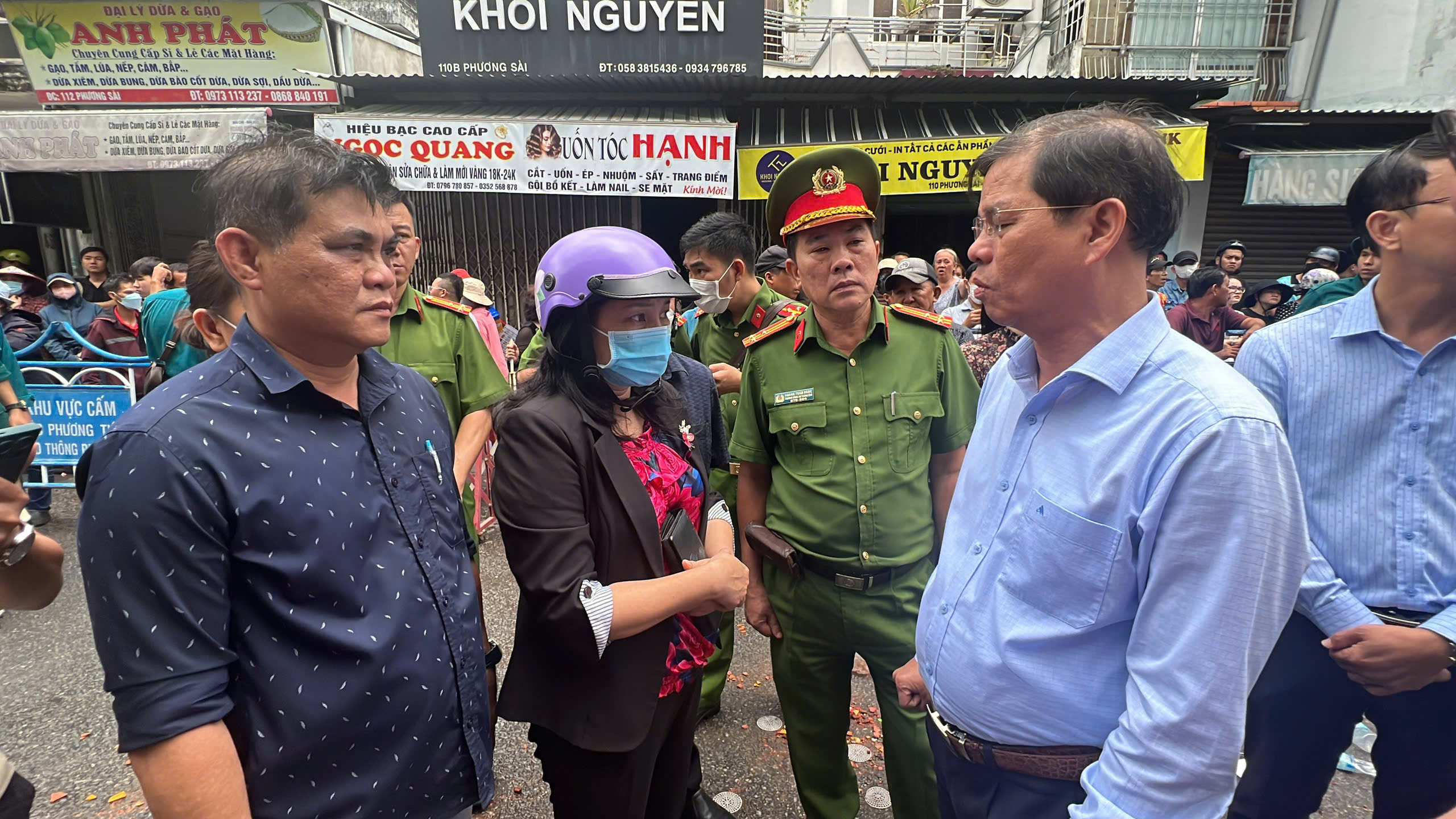 Chủ tịch tỉnh Khánh Hoà tới hiện trường vụ cháy nhà khiến 4 người chết và chỉ đạo nóng- Ảnh 1.