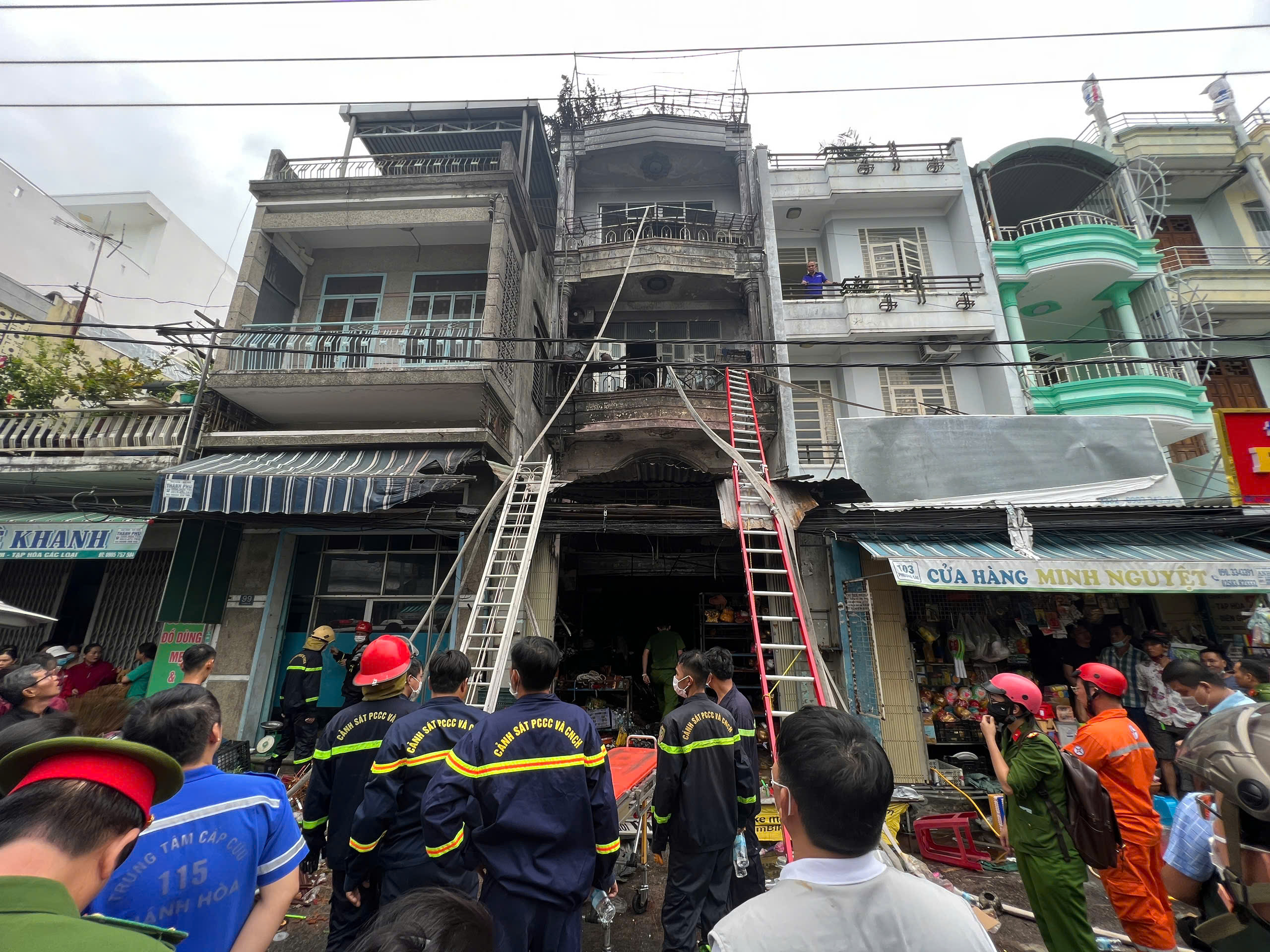 Chủ tịch tỉnh Khánh Hoà tới hiện trường vụ cháy nhà khiến 4 người chết và chỉ đạo nóng- Ảnh 4.