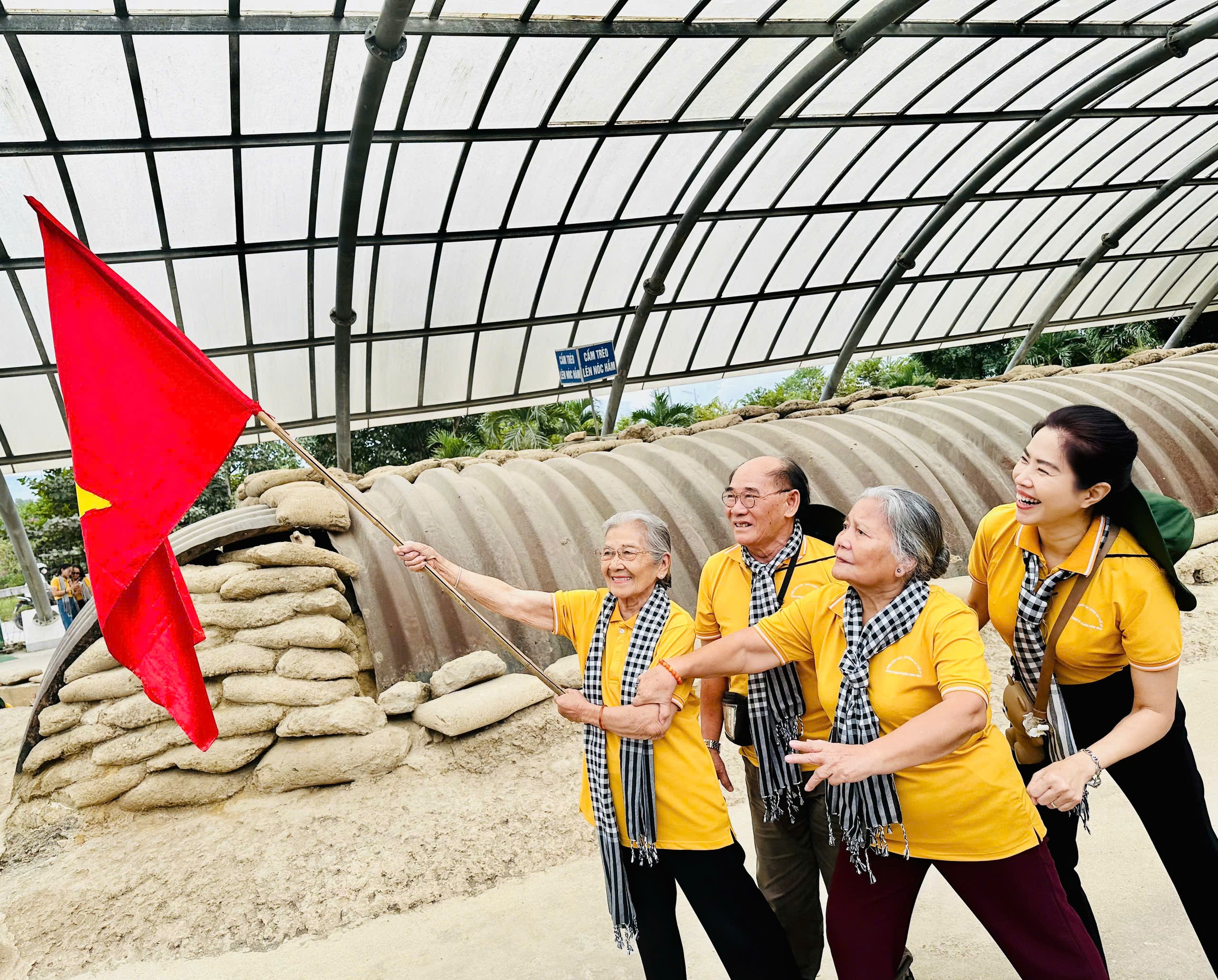 Chương tr&igrave;nh văn nghệ tri &acirc;n "Điện Bi&ecirc;n Phủ - Bản h&ugrave;ng ca thế kỷ": H&agrave;o h&ugrave;ng, nghĩa t&igrave;nh- Ảnh 4.