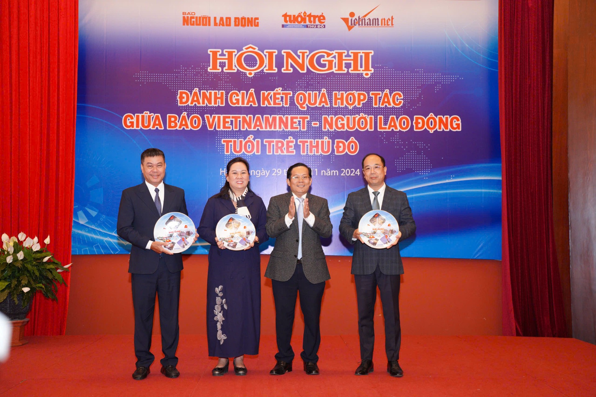 &Ocirc;ng T&ocirc; Đ&igrave;nh Tu&acirc;n, Tổng Bi&ecirc;n tập B&aacute;o Người Lao Động (thứ hai từ phải qua), tặng qu&agrave; lưu niệm cho Tổng Bi&ecirc;n tập B&aacute;o VietNamNet, B&aacute;o Tuổi trẻ Thủ đ&ocirc; v&agrave; đại diện l&atilde;nh đạo Sở Th&ocirc;ng tin - Truyền th&ocirc;ng TP H&agrave; NộiẢnh: Trần Huỳnh