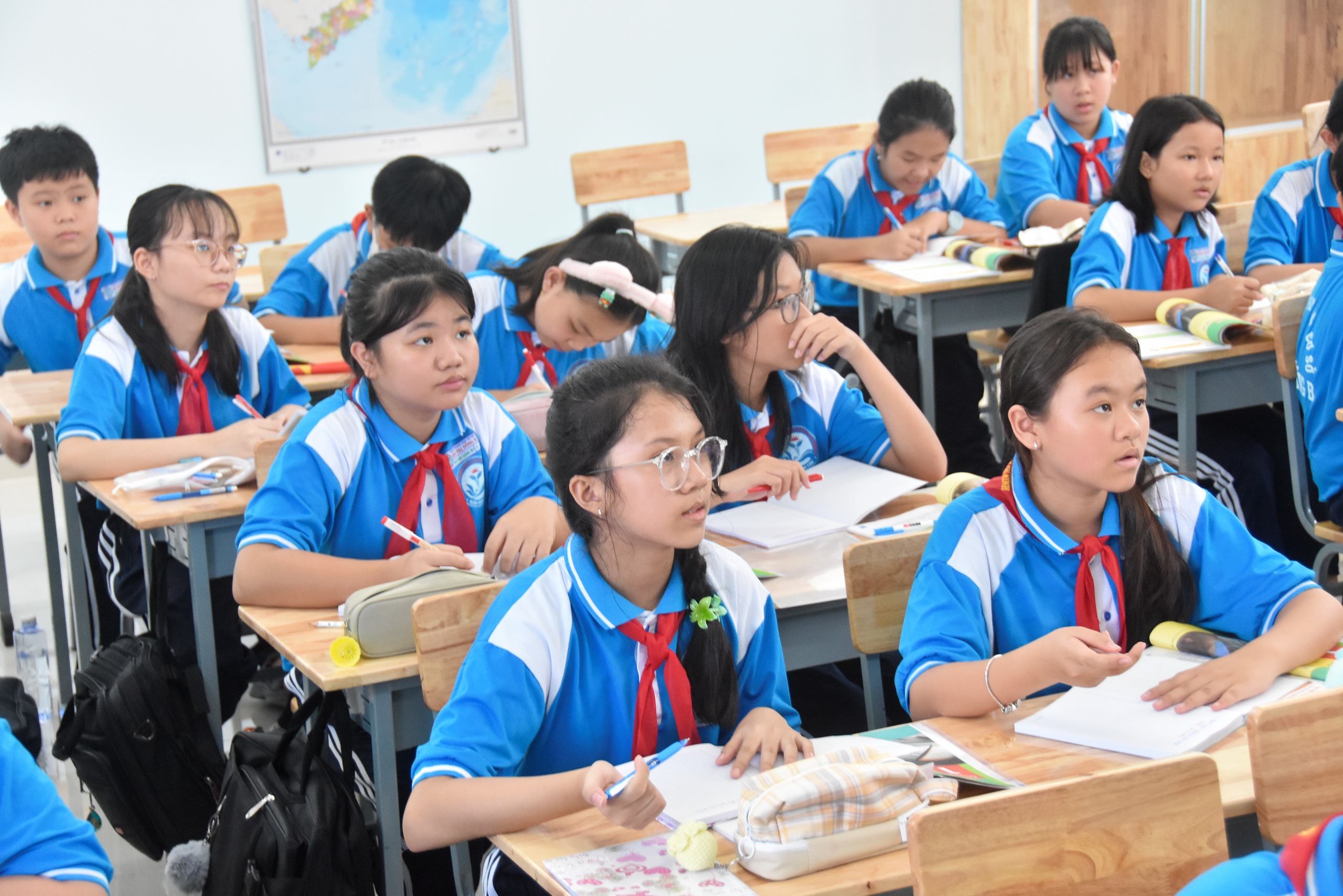 Đề xuất hỗ trợ học ph&iacute; cho học sinh THCS của UBND TP HCM được xem l&agrave; ch&iacute;nh s&aacute;ch nh&acirc;n văn, thiết thực.Ảnh: TẤN THẠNH