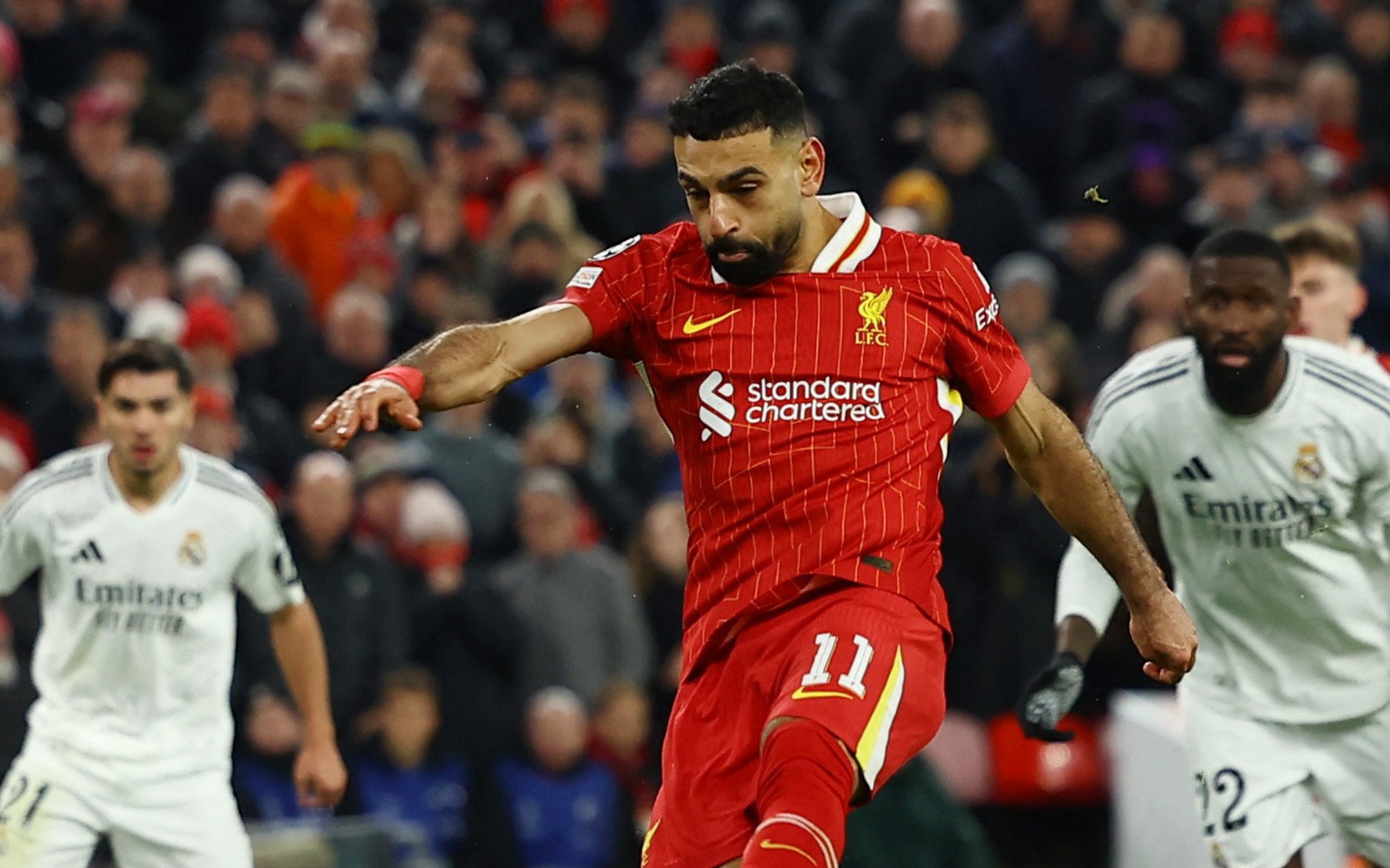 Salah c&oacute; thể vượt Ronaldo về ph&iacute; chuyển nhượng kỷ lục
