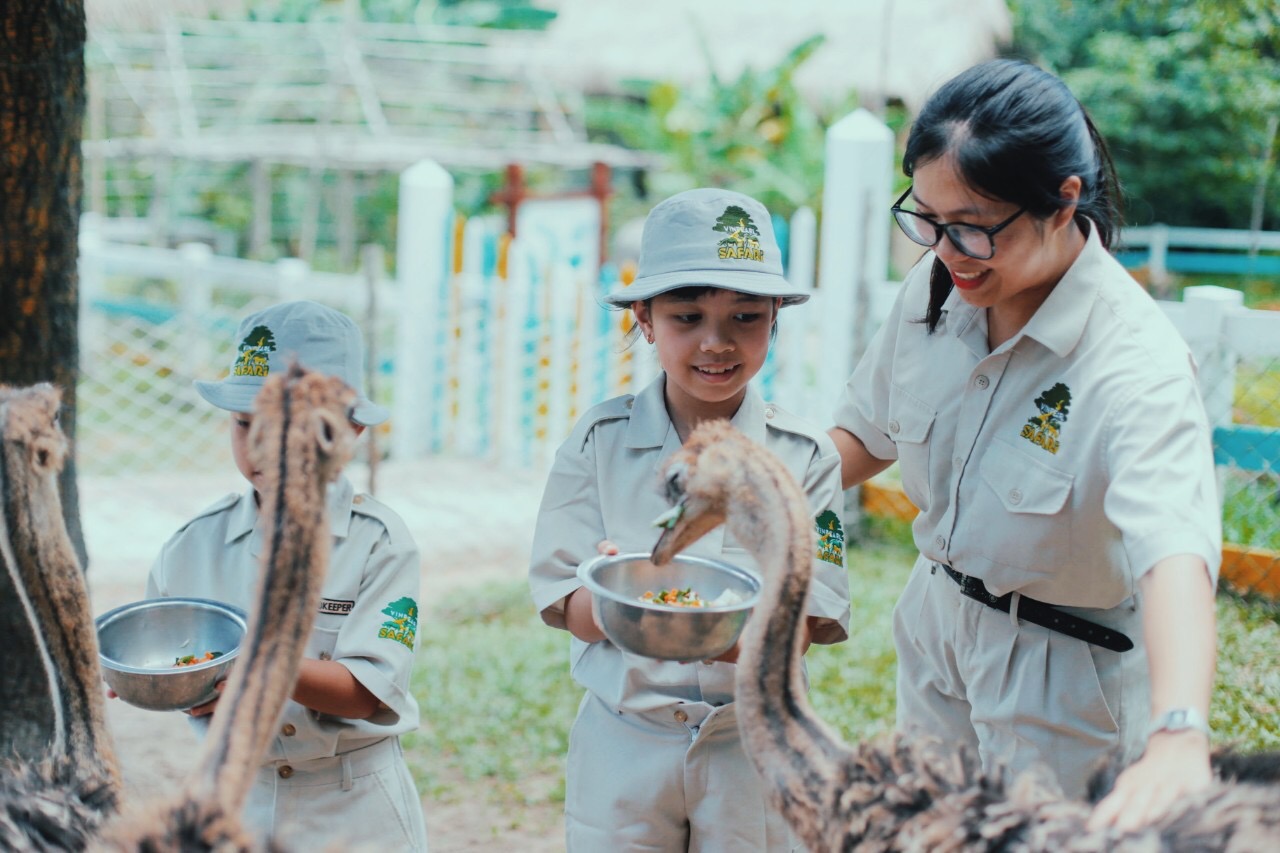 B&ecirc;n cạnh Vinpearl Safari Ph&uacute; Quốc, trong danh s&aacute;ch c&ograve;n c&oacute; h&agrave;ng loạt vườn th&uacute; v&agrave; thủy cung danh tiếng v&agrave; uy t&iacute;n bậc nhất khu vực như Singapore Zoo, Yokohama Zoological Gardens, Hong Kong Zoological and Botanical Gardens, S.E.A. Aquarium&hellip; Tất cả sở th&uacute; v&agrave; thủy cung n&agrave;y đều l&agrave; th&agrave;nh vi&ecirc;n của Hiệp hội sở th&uacute; v&agrave; thủy cung thế giới (WAZA) - đại diện cho hơn 400 cơ cở, li&ecirc;n minh to&agrave;n cầu của c&aacute;c hiệp hội khu vực, li&ecirc;n đo&agrave;n quốc gia v&agrave; c&aacute;c tổ chức