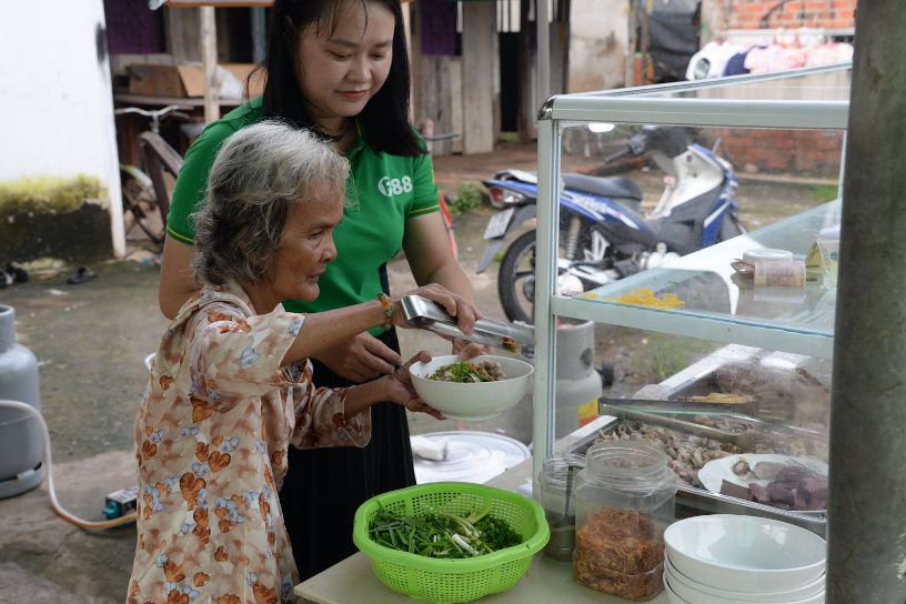 Nhiều người cho biết, c&ocirc; Th&uacute;y nấu ăn kh&aacute; ngon, lại sống ch&acirc;n thật, cởi mở với h&agrave;ng x&oacute;m l&aacute;ng giềng n&ecirc;n họ sẽ lu&ocirc;n ủng hộ qu&aacute;n hủ t&iacute;u của c&ocirc;
