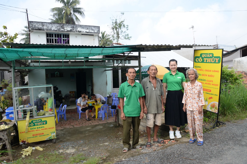 &Ocirc;ng Nguyễn Văn Tiến - B&iacute; thư chi bộ, Trưởng ấp Phước Trạch, x&atilde; Phước Thạnh v&agrave; đại diện chương tr&igrave;nh Ước mơ xanh c&ugrave;ng vợ chồng c&ocirc; Th&uacute;y trong ng&agrave;y khai trương qu&aacute;n